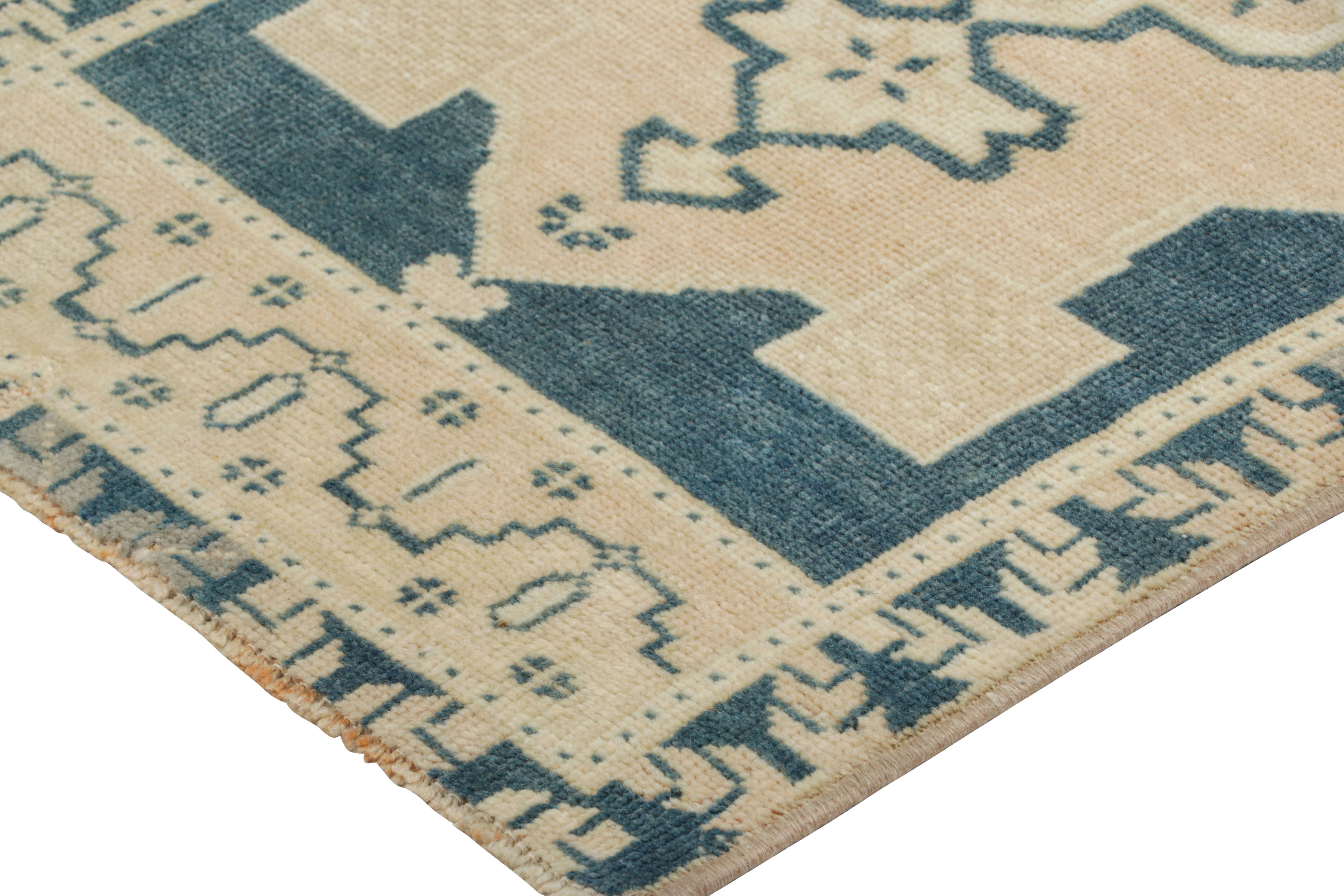 Türkischer Vintage-Teppich in Blau und Creme mit geometrischem Medaillon  Rug & Kilim (Handgeknüpft) im Angebot