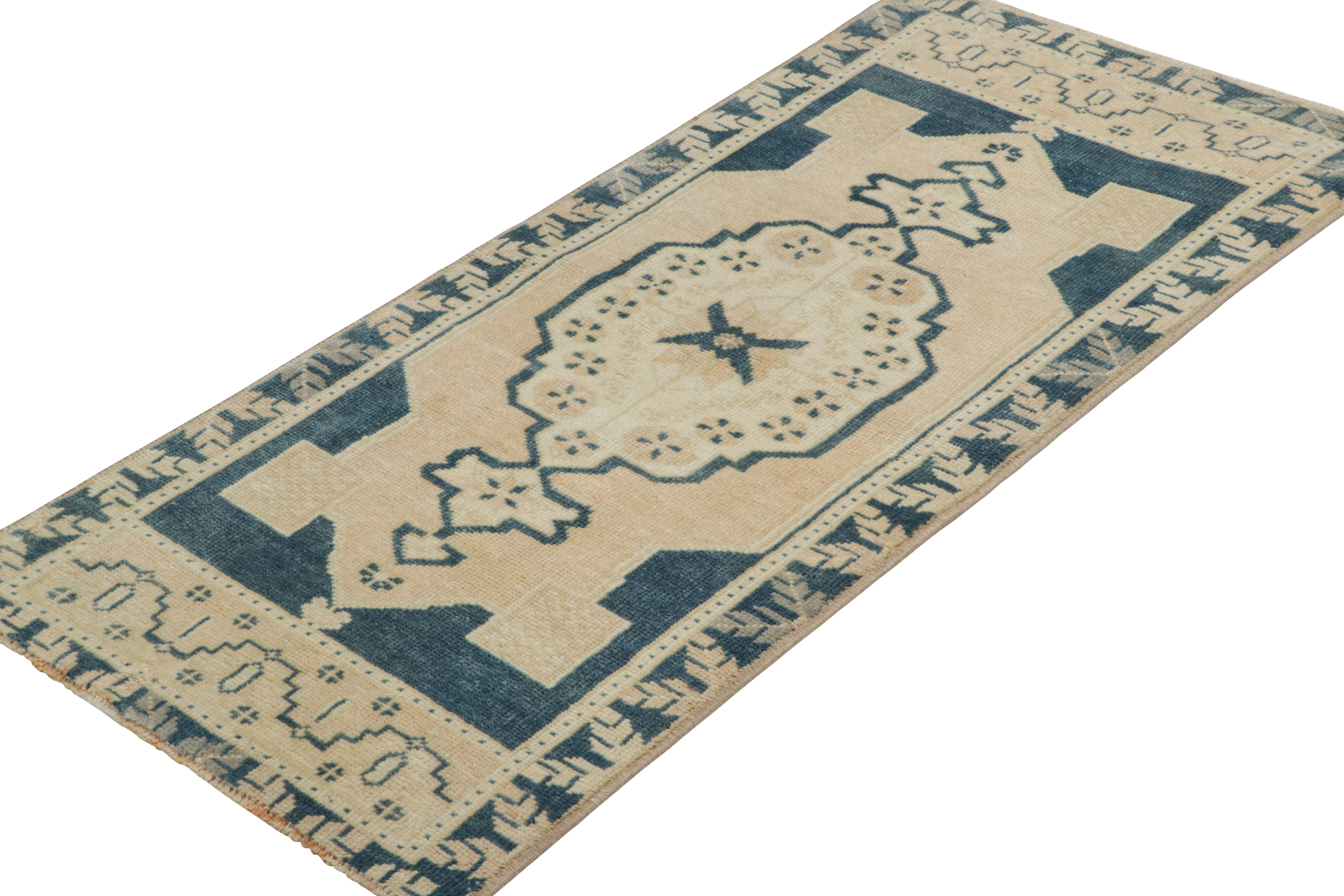 Türkischer Vintage-Teppich in Blau und Creme mit geometrischem Medaillon  Rug & Kilim im Zustand „Gut“ im Angebot in Long Island City, NY