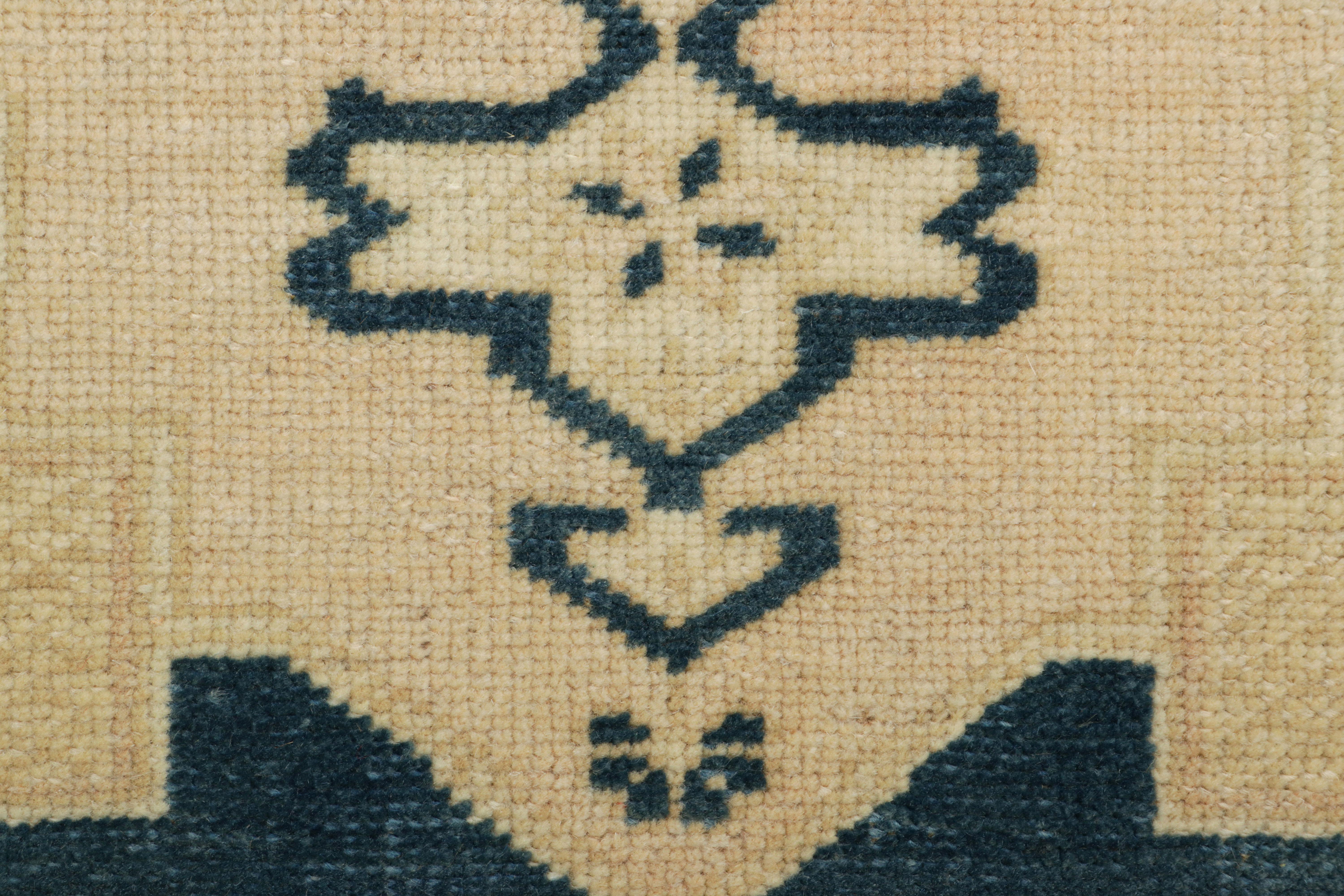 Türkischer Vintage-Teppich in Blau und Creme mit geometrischem Medaillon  Rug & Kilim (Mitte des 20. Jahrhunderts) im Angebot