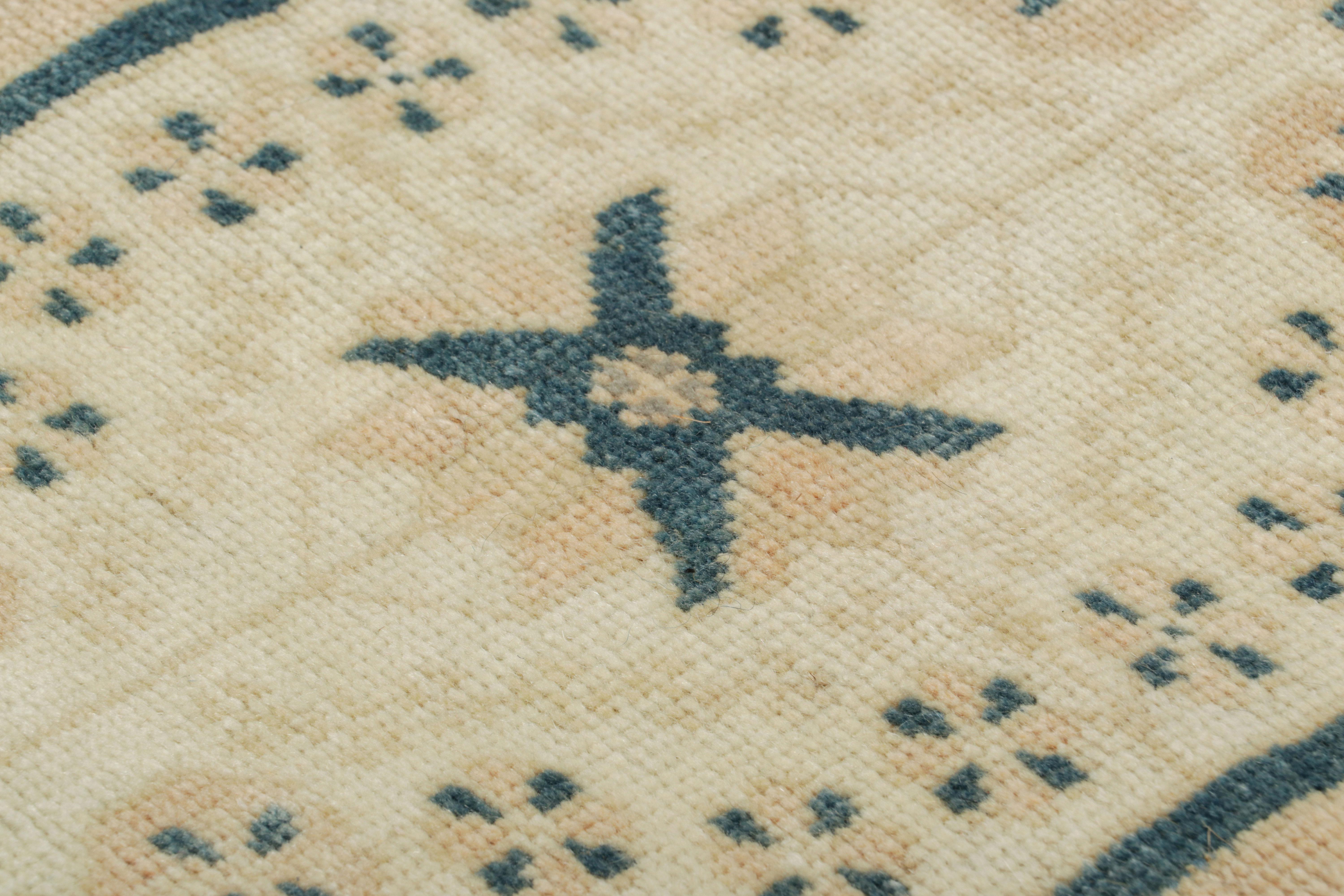 Türkischer Vintage-Teppich in Blau und Creme mit geometrischem Medaillon  Rug & Kilim (Wolle) im Angebot