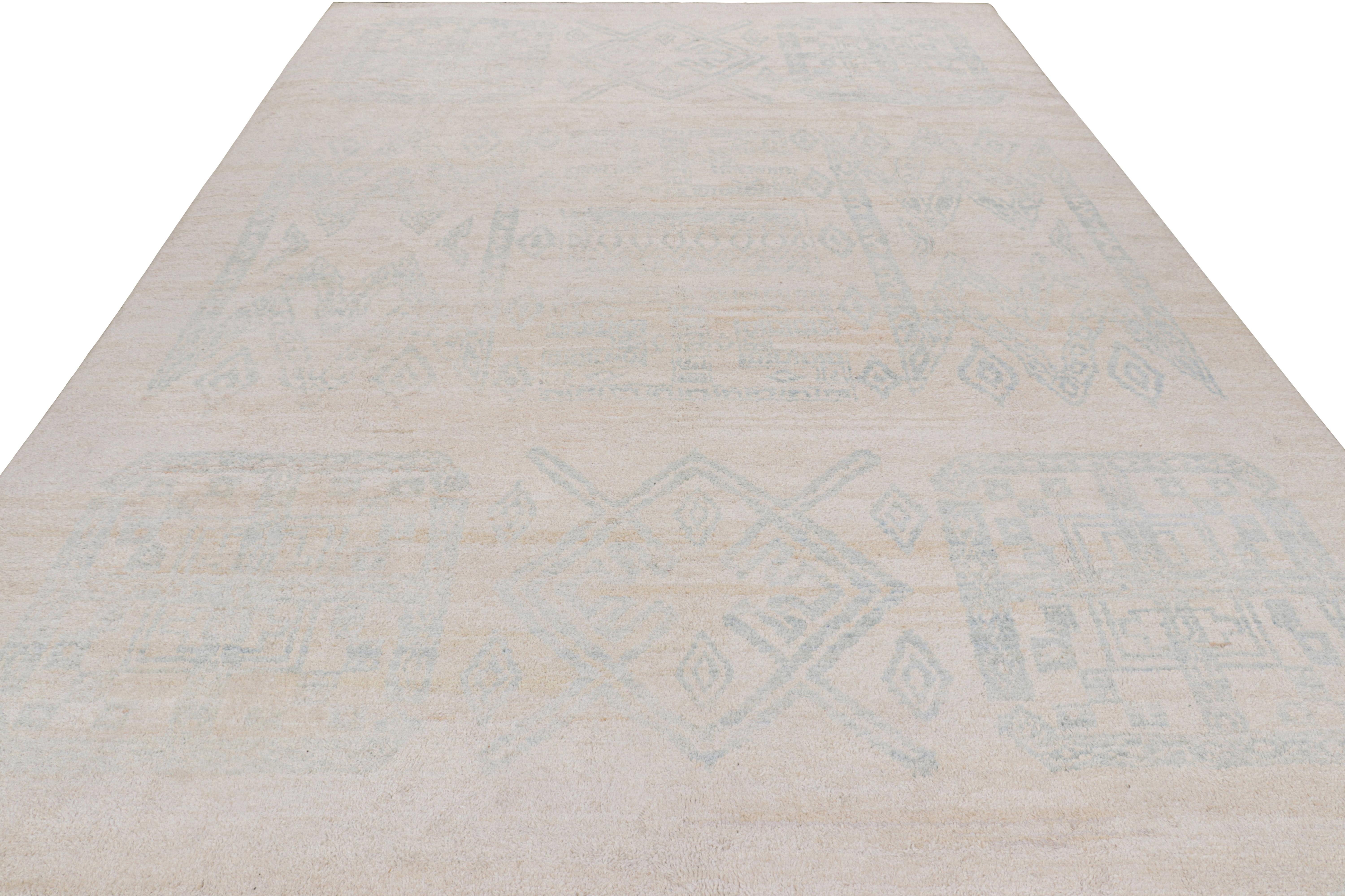 Türkischer Vintage-Teppich in Blau und Weiß mit geometrischen Mustern, von Rug & Kilim (Mitte des 20. Jahrhunderts) im Angebot