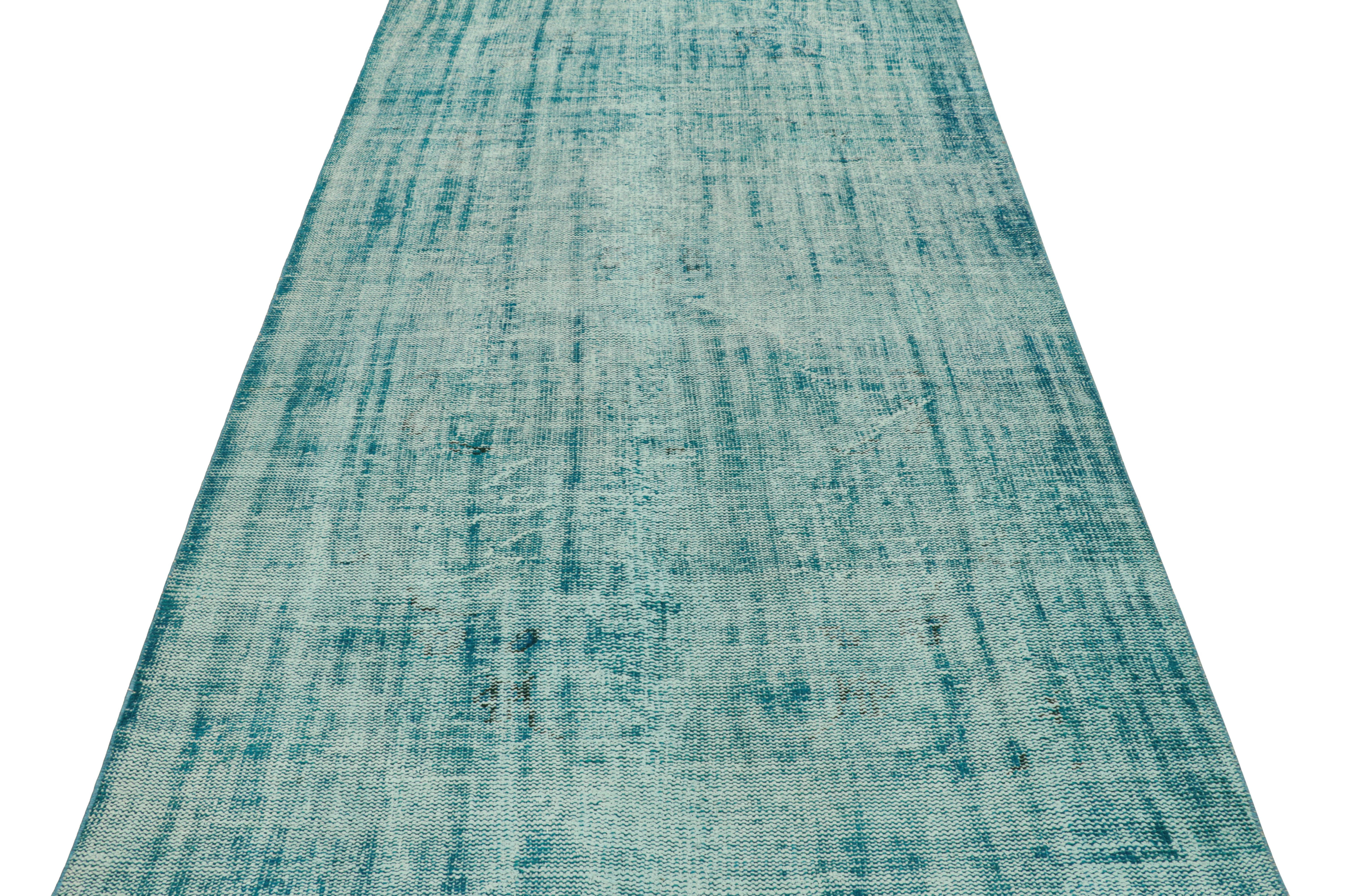 Türkischer Vintage-Teppich in blauem Distressed-Muster von Rug & Kilim (Handgeknüpft) im Angebot