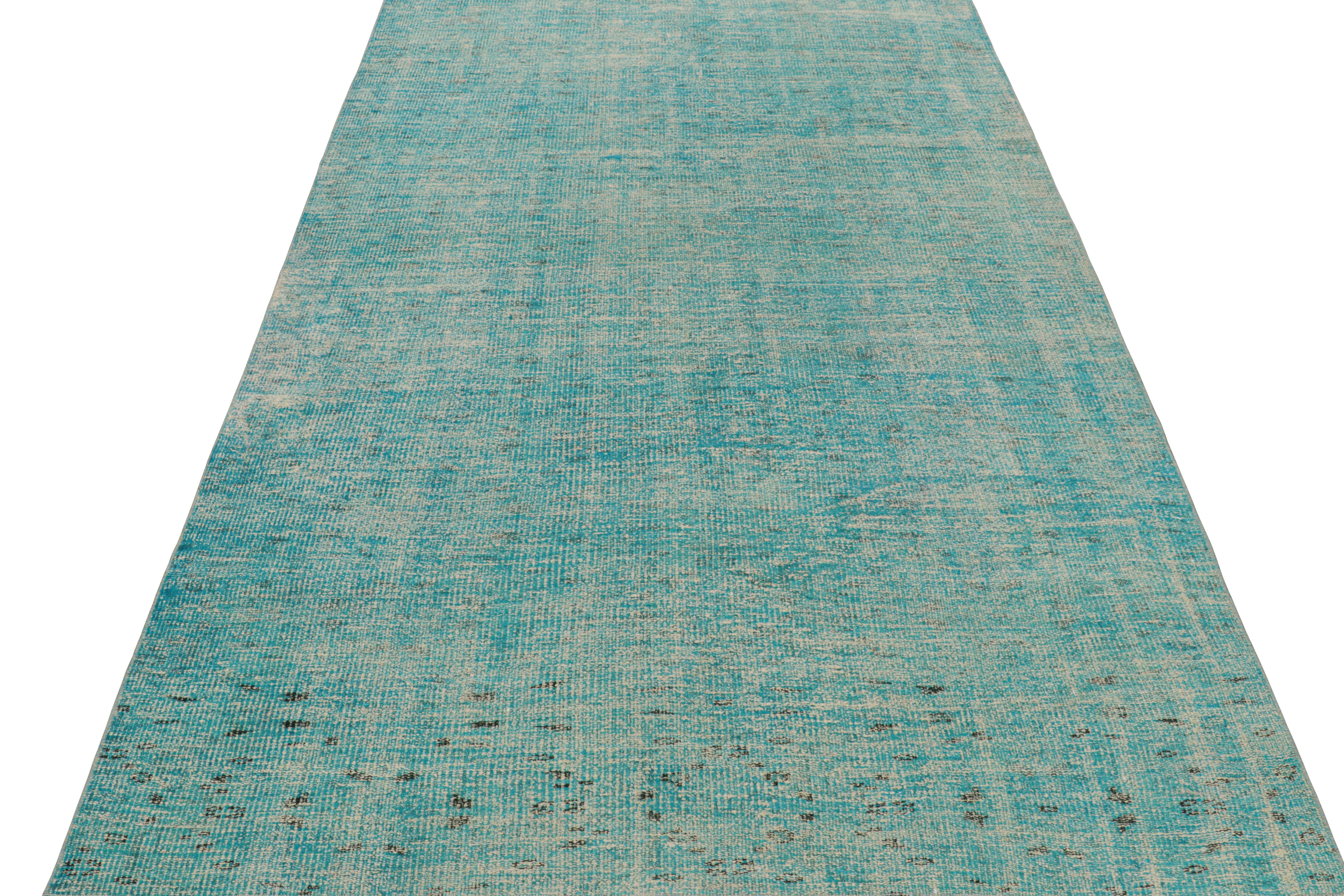 Türkischer Vintage-Teppich in blauem Distressed-Muster von Rug & Kilim im Zustand „Gut“ im Angebot in Long Island City, NY