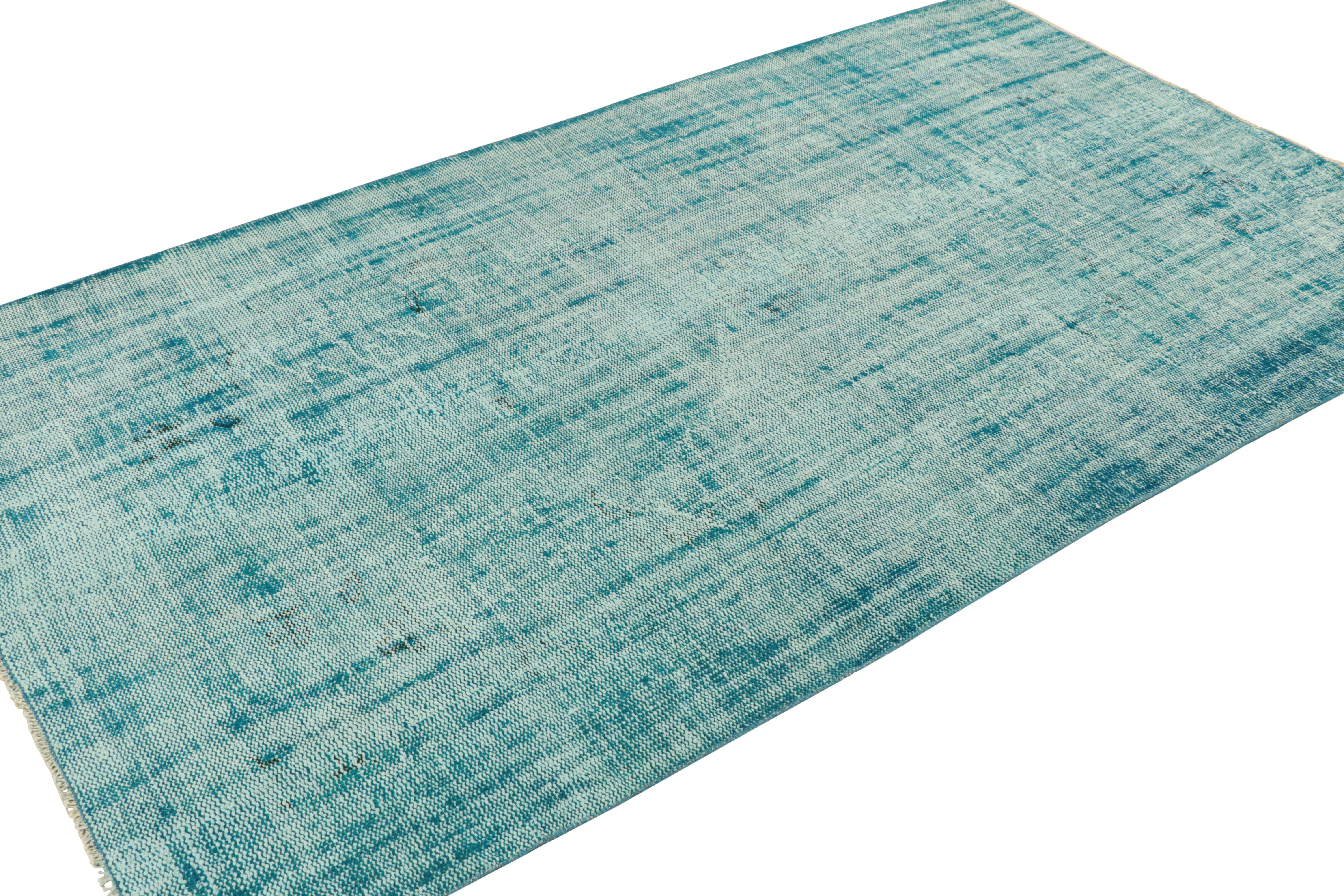 Türkischer Vintage-Teppich in blauem Distressed-Muster von Rug & Kilim im Zustand „Gut“ im Angebot in Long Island City, NY