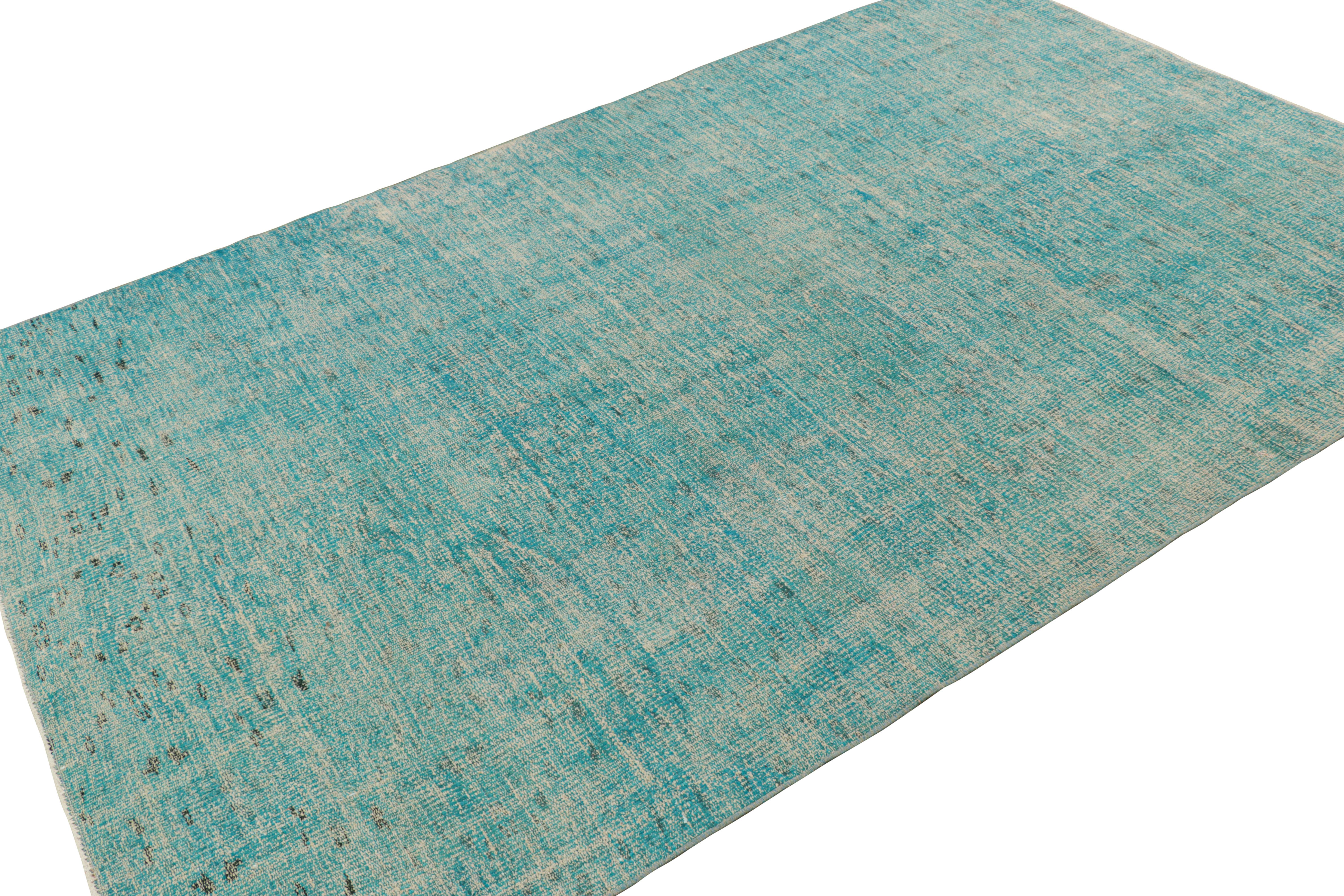 Türkischer Vintage-Teppich in blauem Distressed-Muster von Rug & Kilim (Mitte des 20. Jahrhunderts) im Angebot