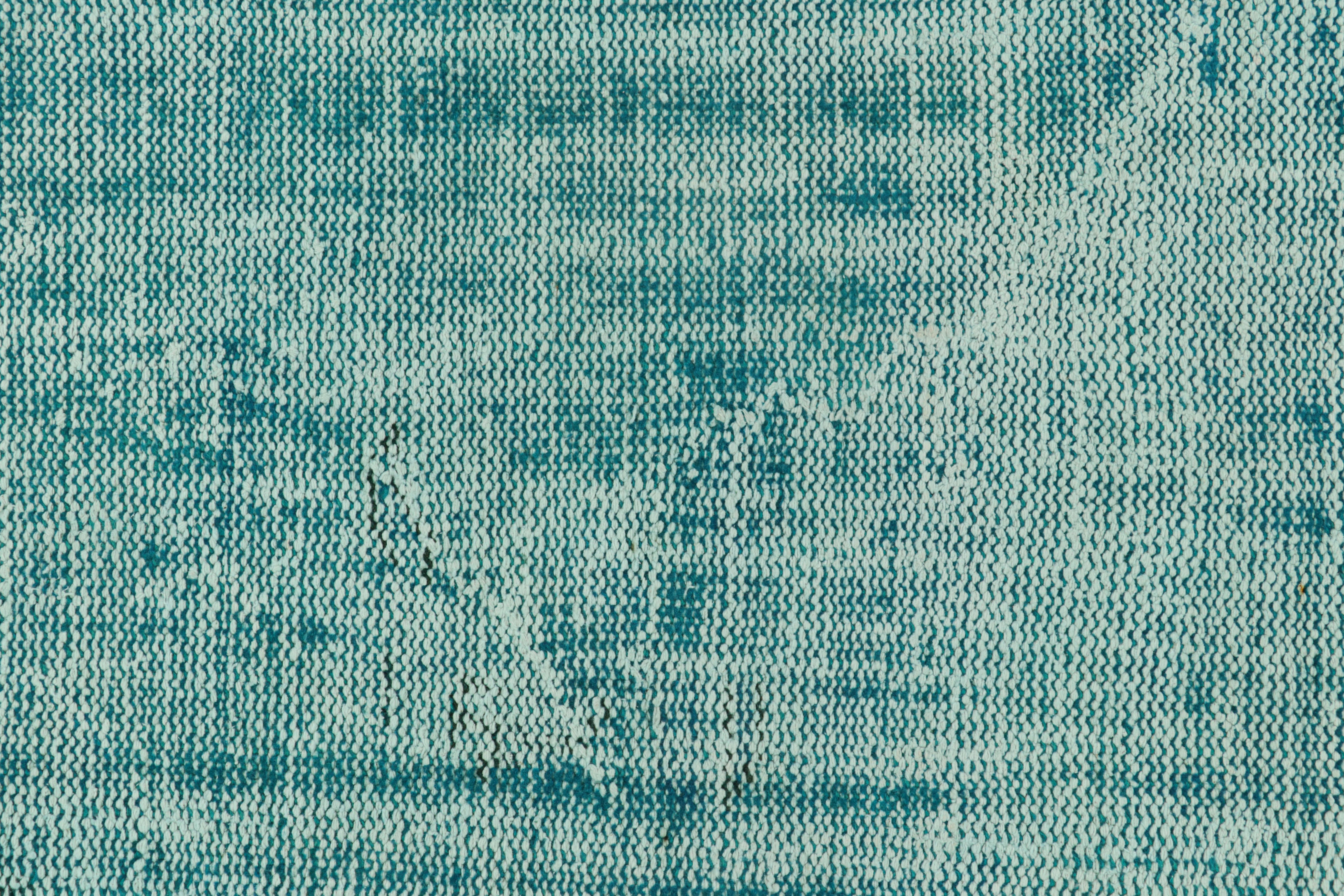 Türkischer Vintage-Teppich in blauem Distressed-Muster von Rug & Kilim (Mitte des 20. Jahrhunderts) im Angebot