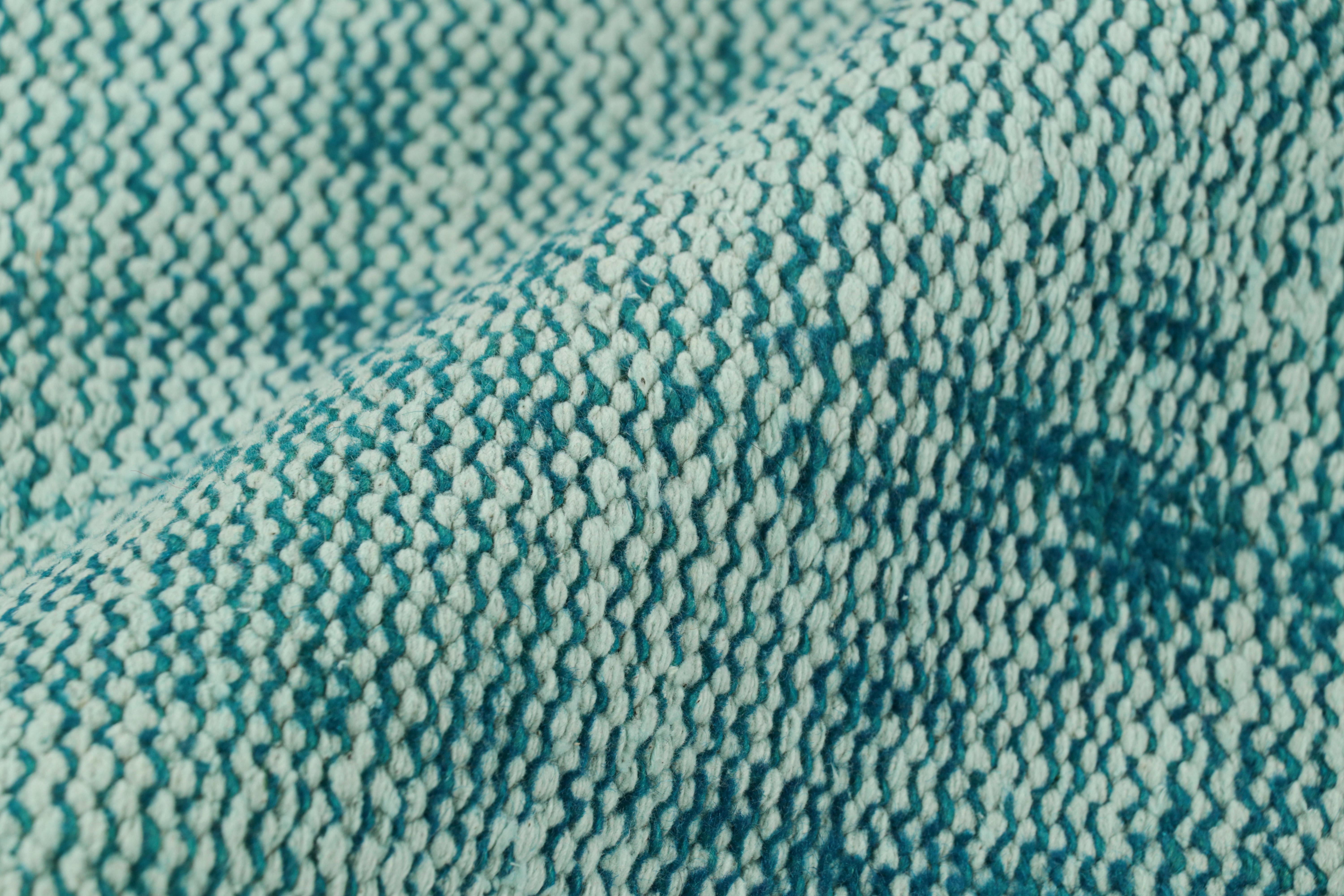Türkischer Vintage-Teppich in blauem Distressed-Muster von Rug & Kilim (Wolle) im Angebot