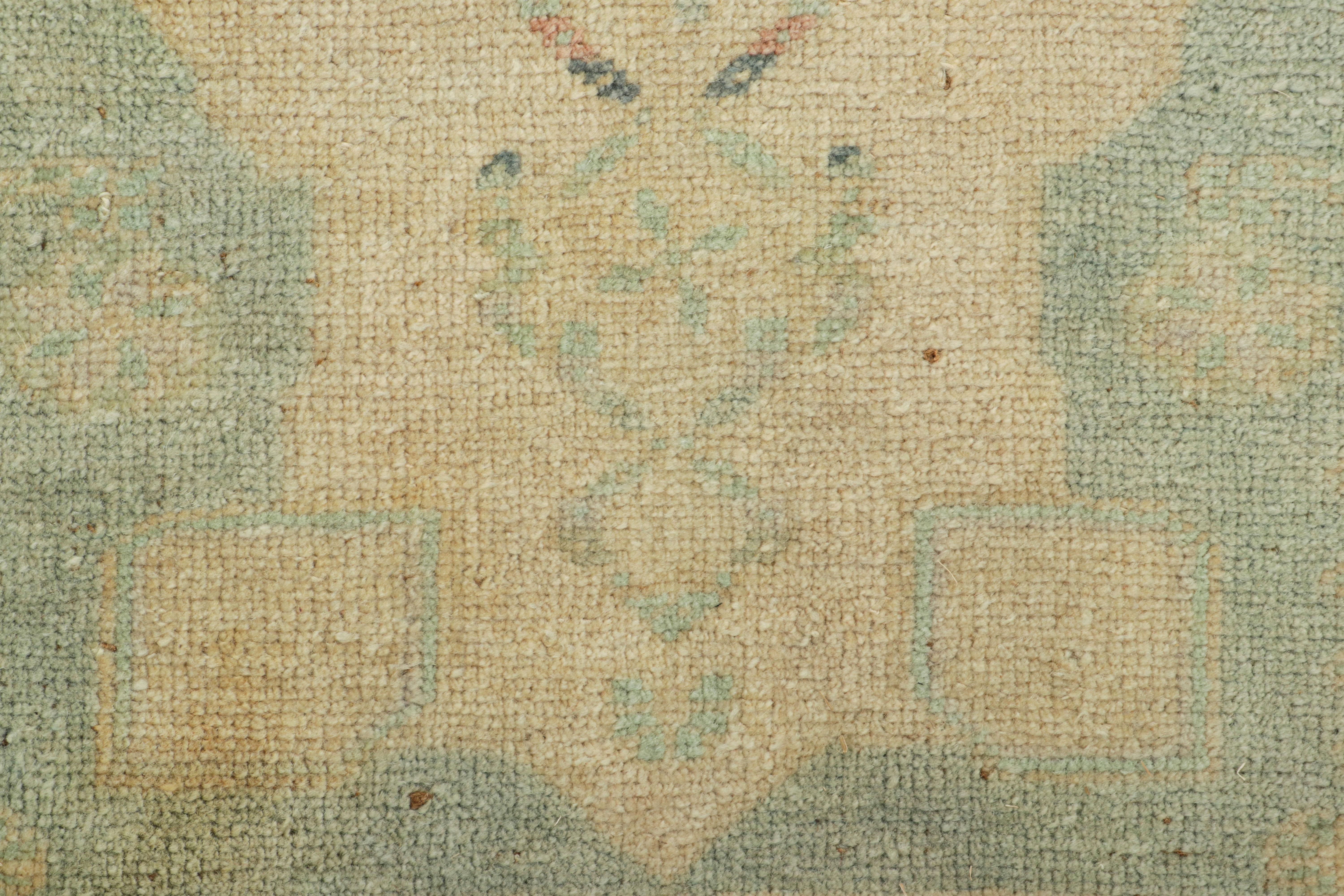 Metà XX secolo Tappeto turco vintage in blu, verde e crema con medaglione floreale  Rug & Kilim