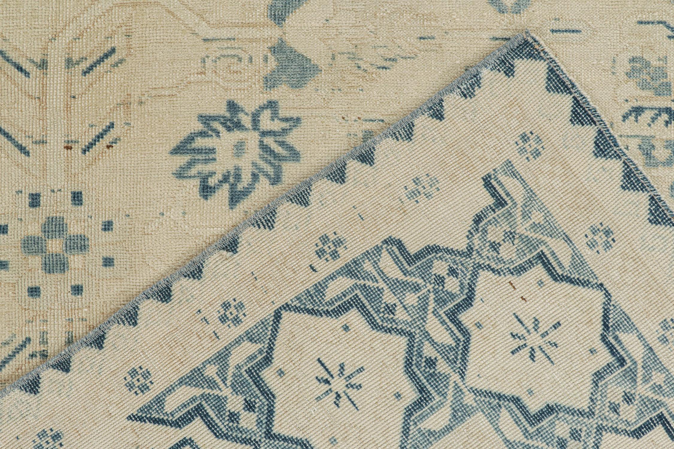Laine Tapis turc vintage bleu avec motif floral beige de Rug & Kilim en vente