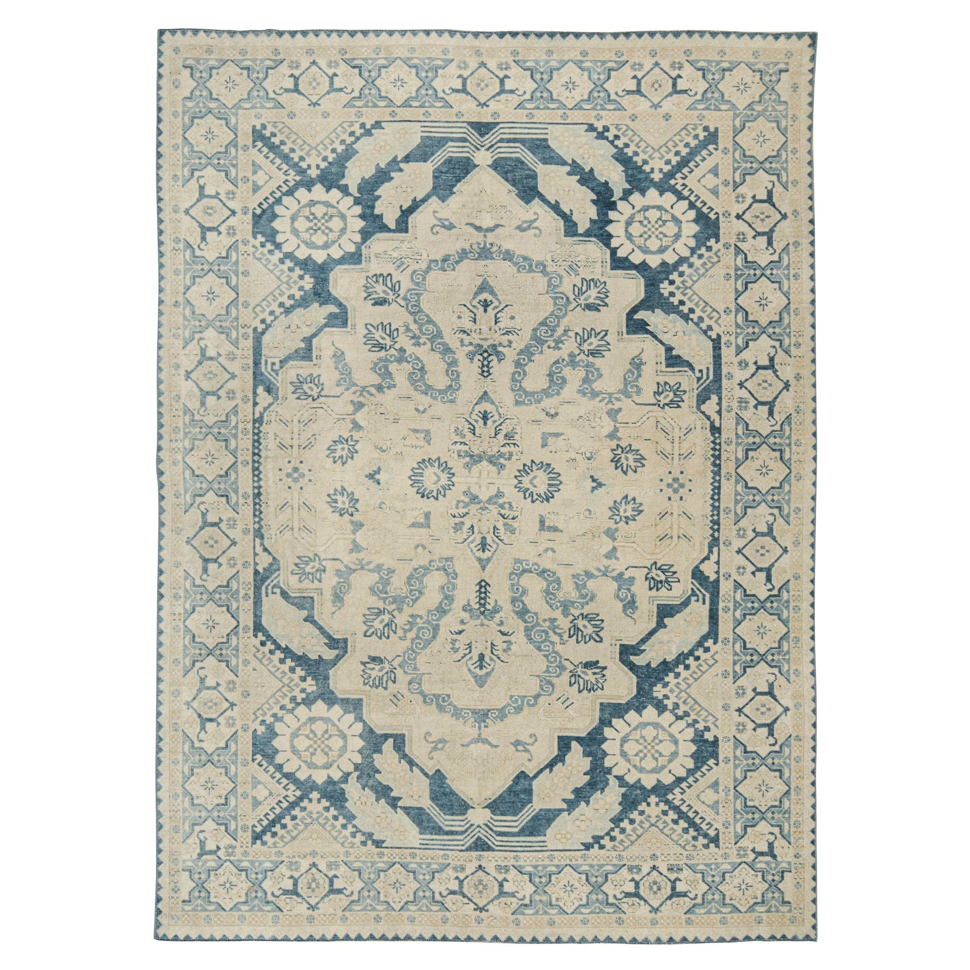 Tapis turc vintage bleu avec motif floral beige de Rug & Kilim