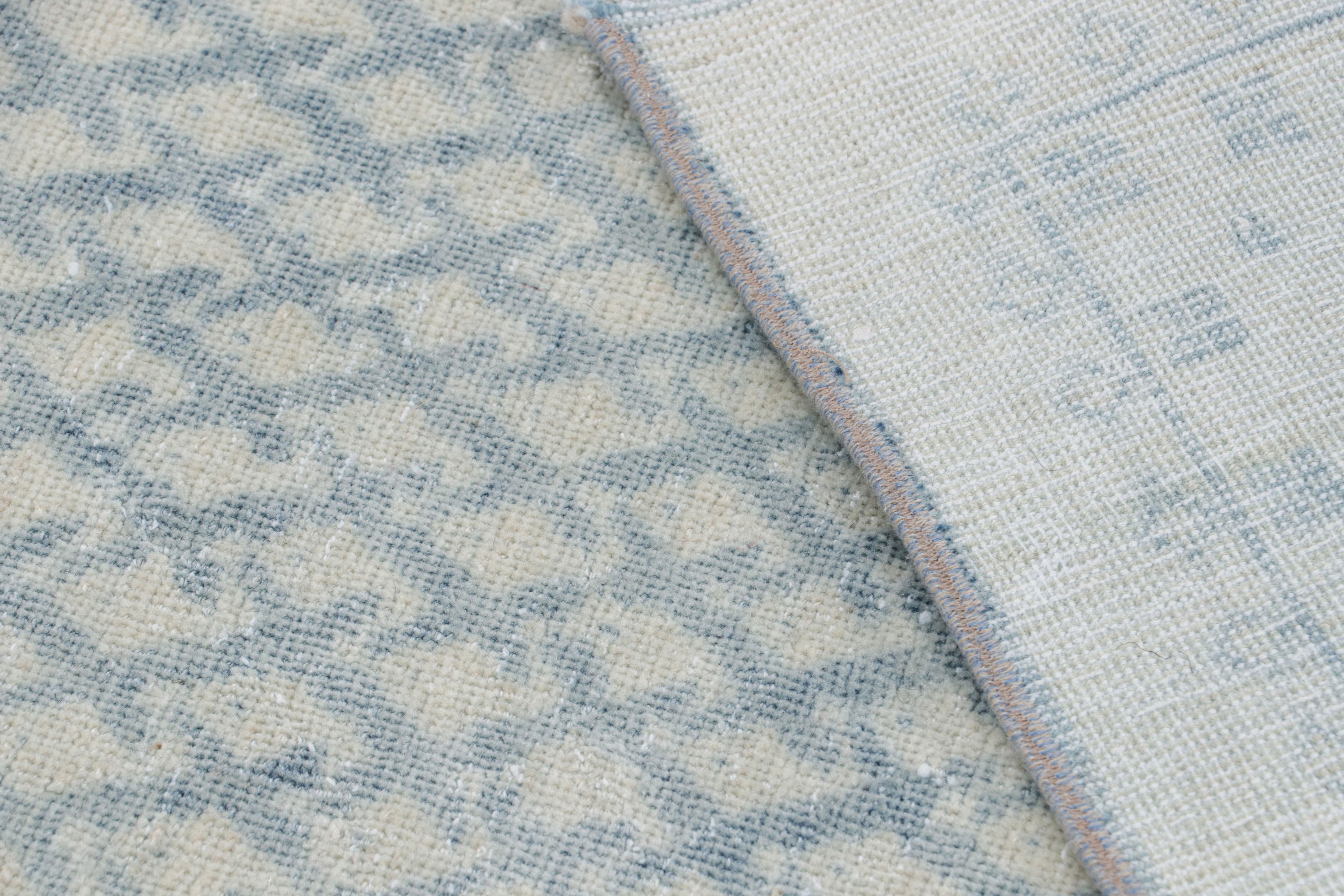 Türkischer Vintage-Teppich in Blau mit geometrischem Paisleymuster, von Rug & Kilim im Angebot 1