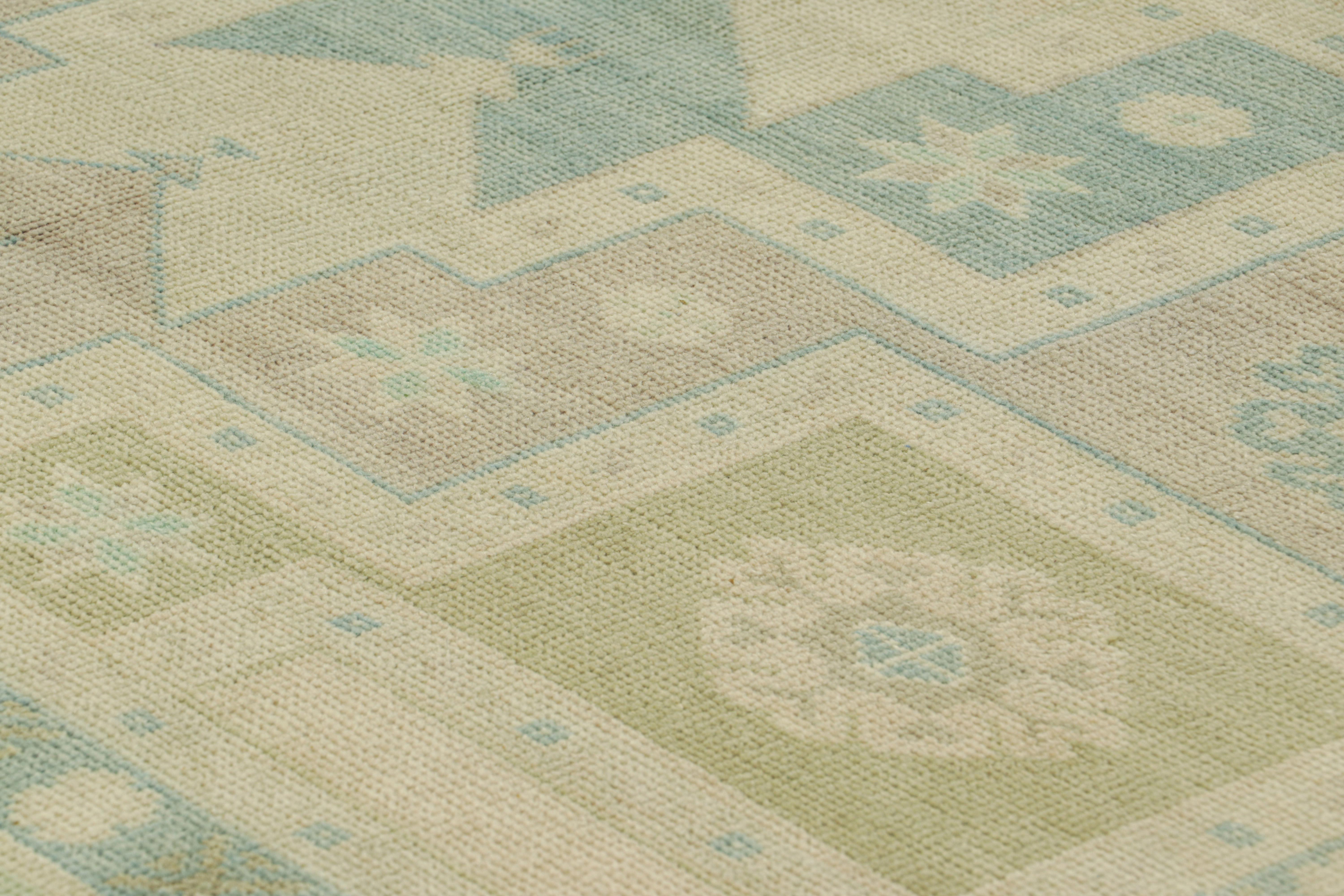 Handgeknüpft aus Wolle um 1950-1960, dieser türkische Teppich im Format 6x9  weist für ein Werk seiner Provenienz interessante weiche Farben auf. 

Über das Design: 

Blau-, Grün- und Beige-Braun-Töne unterstreichen ein geometrisches Design, und die
