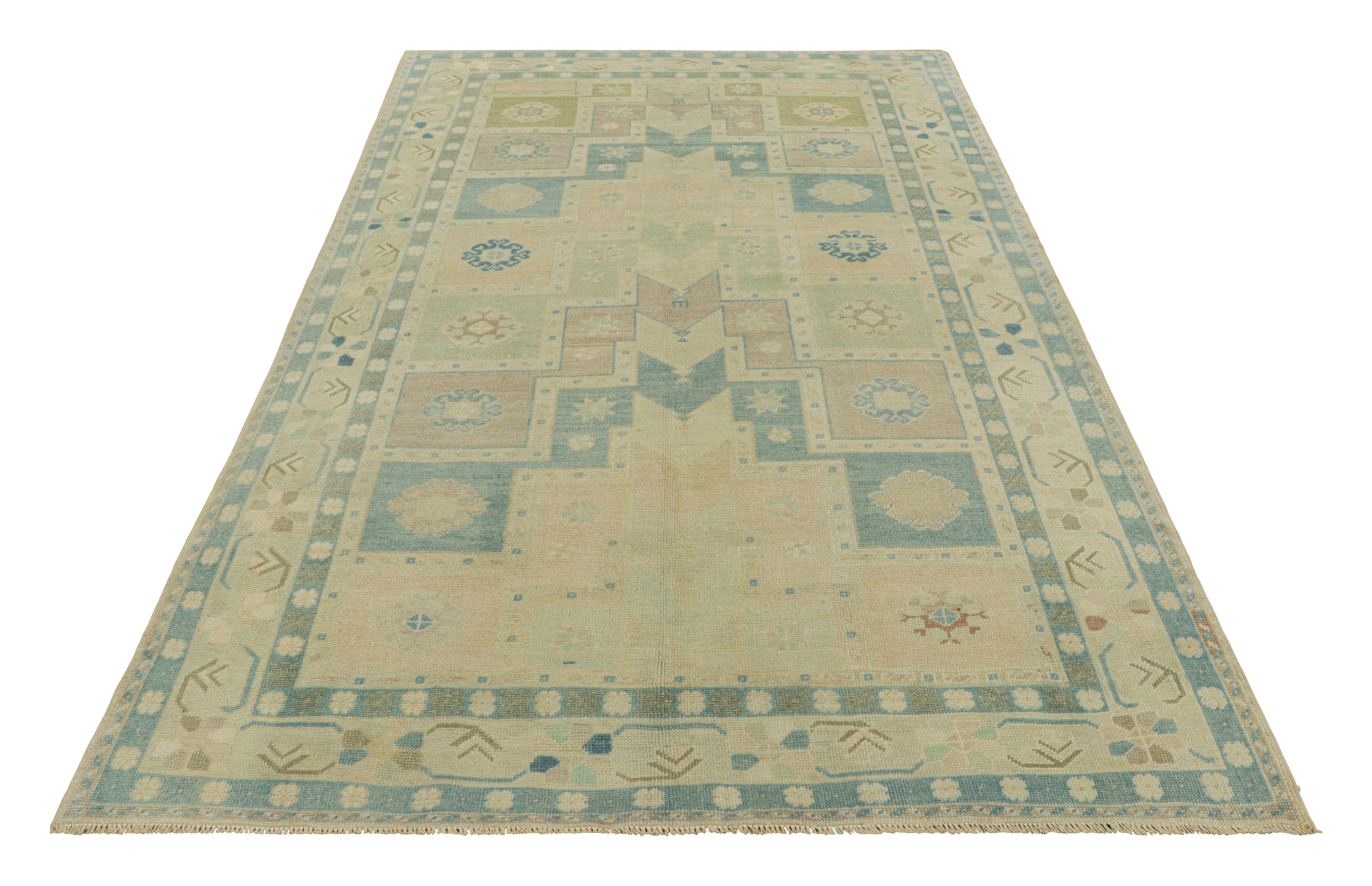 Türkischer Vintage-Teppich in Blau mit geometrischen Mustern, von Rug & Kilim (Mitte des 20. Jahrhunderts) im Angebot