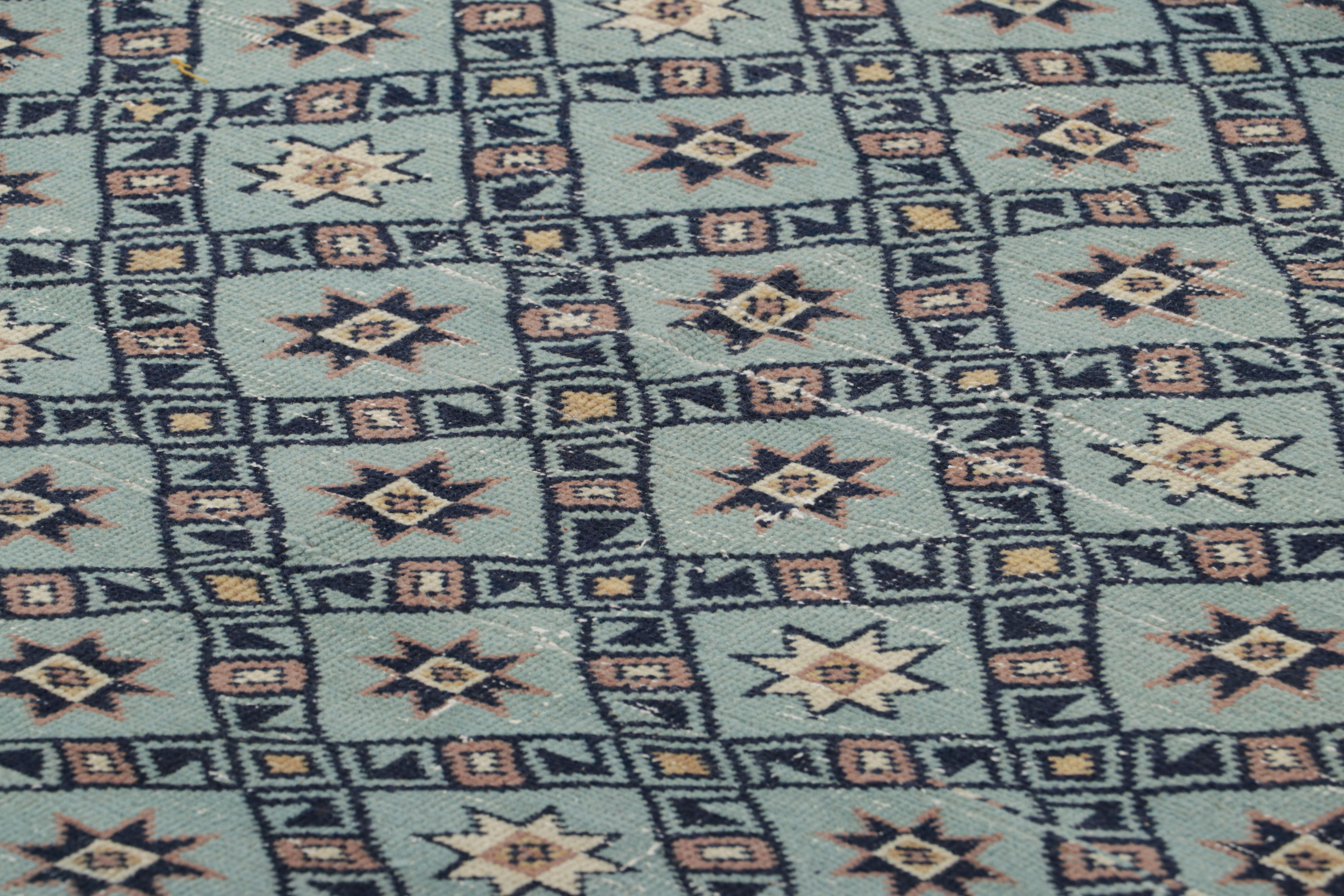 Dieser 4 x 7 große Vintage-Teppich wurde um 1950-1960 in der Türkei aus handgeknüpfter Wolle hergestellt und ist eine aufregende neue Kuration aus der Mitte des Jahrhunderts aus der Kollektion seltener Klassiker von Rug & Kilim - voller unerwarteter