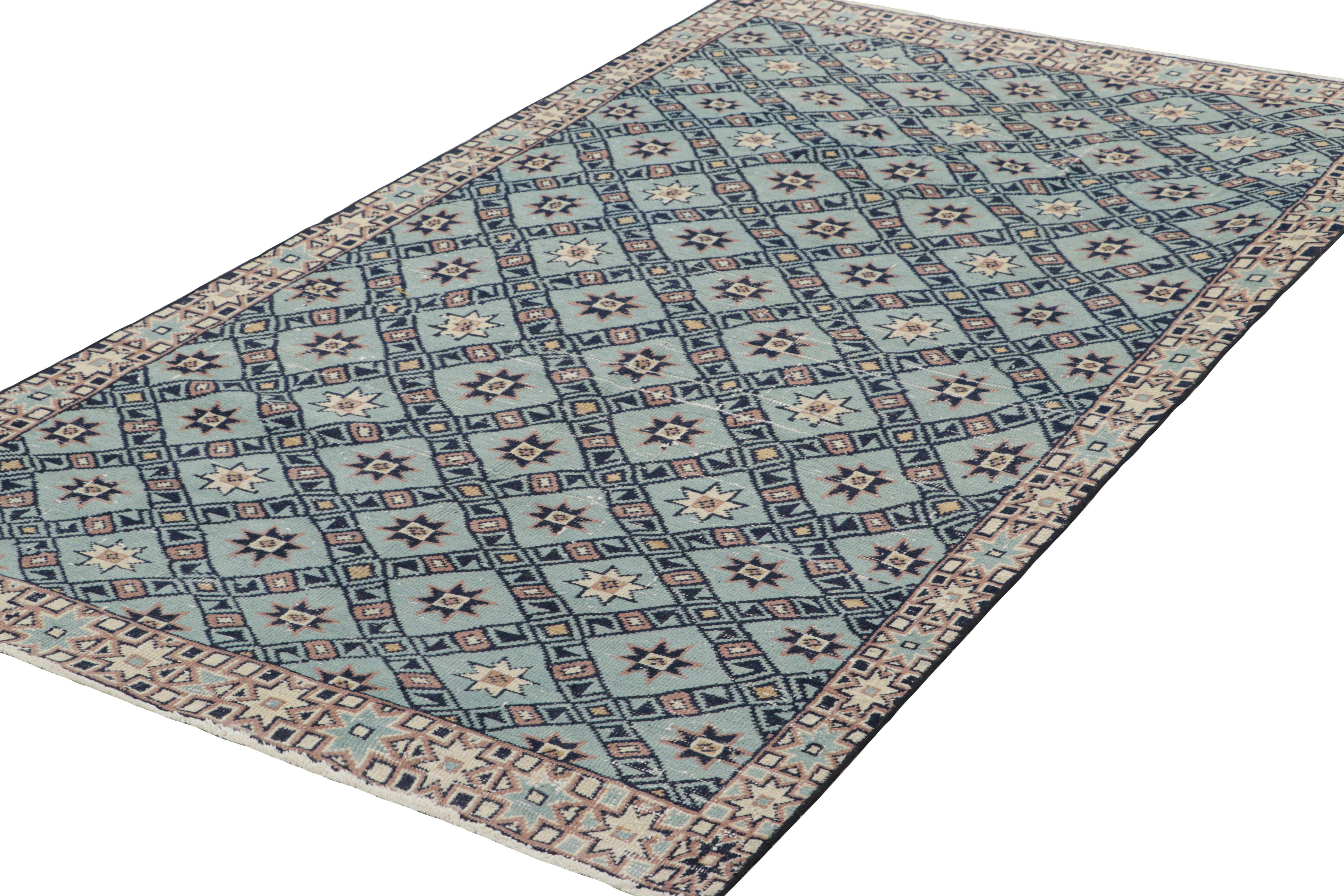 Türkischer Vintage-Teppich in Blau mit geometrischen Mustern  Rug & Kilim im Zustand „Gut“ im Angebot in Long Island City, NY