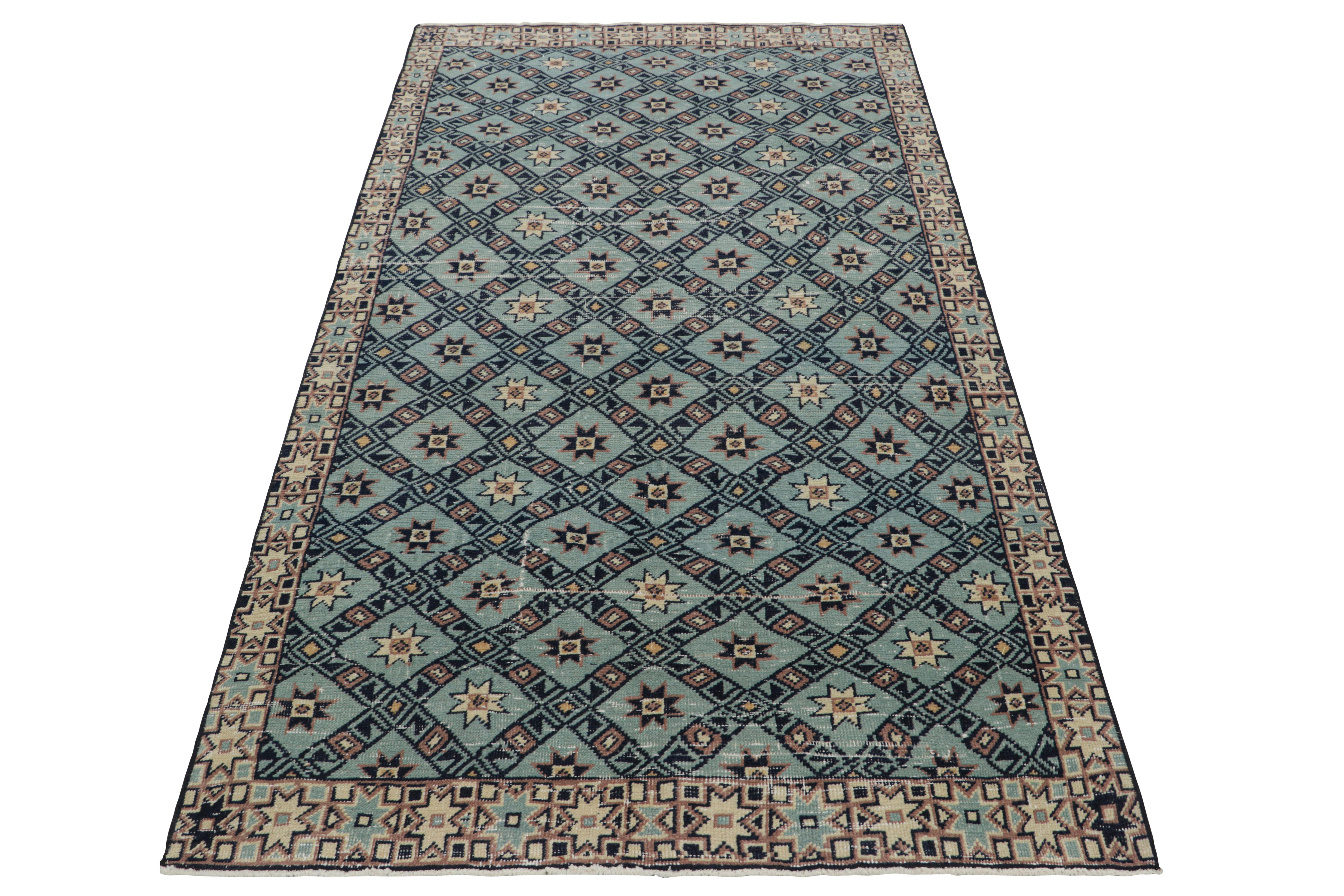 Türkischer Vintage-Teppich in Blau mit geometrischen Mustern  Rug & Kilim (Mitte des 20. Jahrhunderts) im Angebot