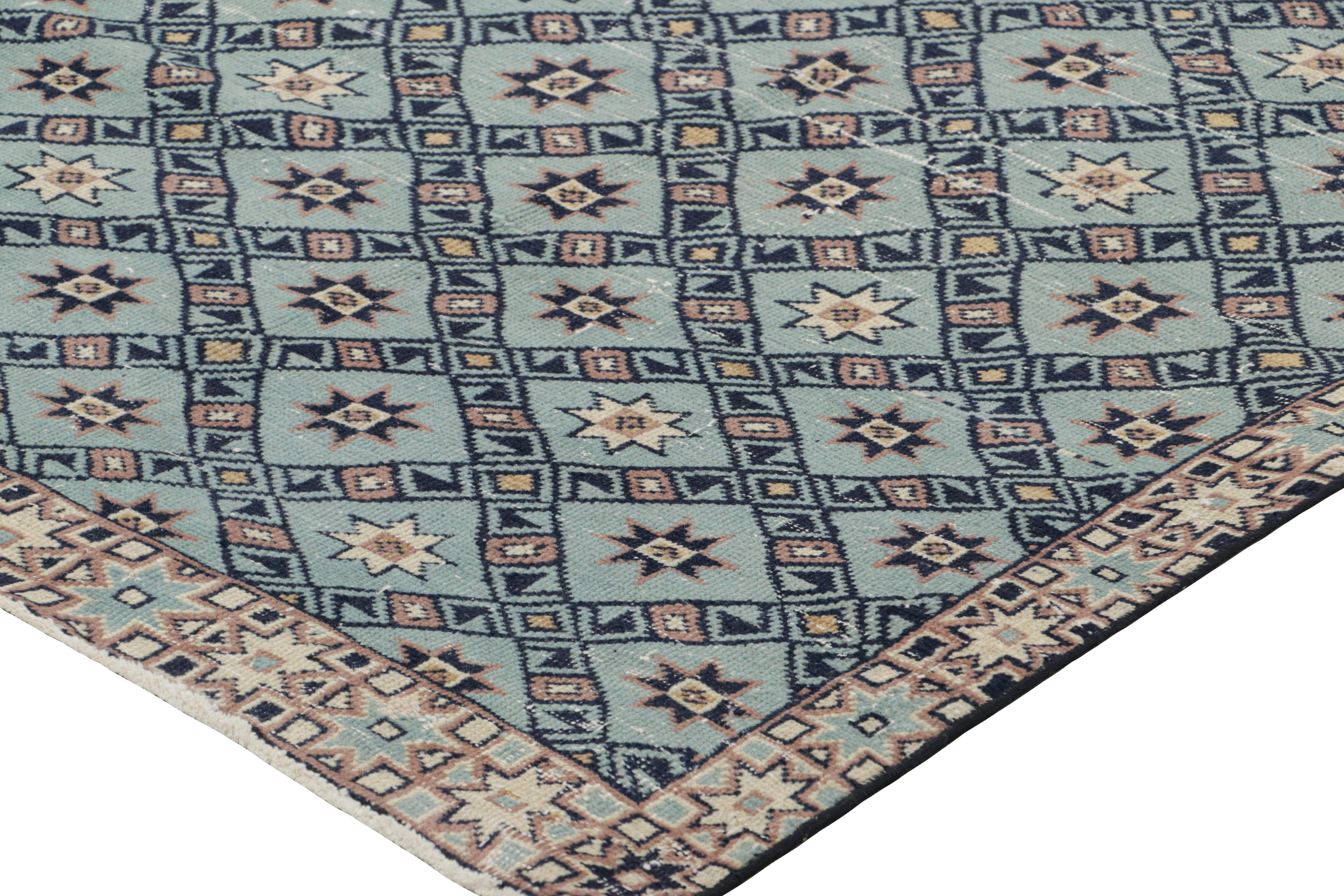 Türkischer Vintage-Teppich in Blau mit geometrischen Mustern  Rug & Kilim (Wolle) im Angebot
