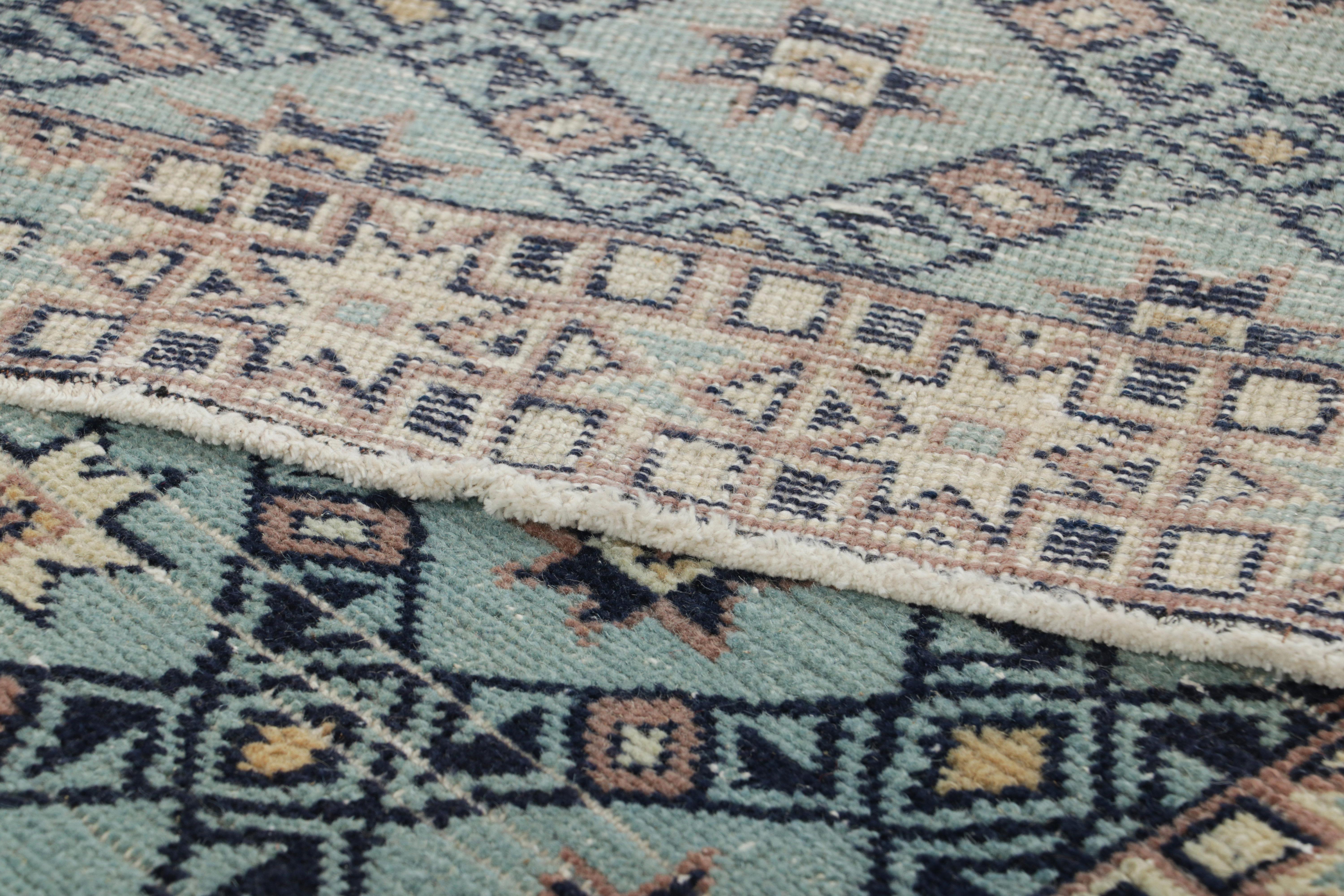 Türkischer Vintage-Teppich in Blau mit geometrischen Mustern  Rug & Kilim im Angebot 1