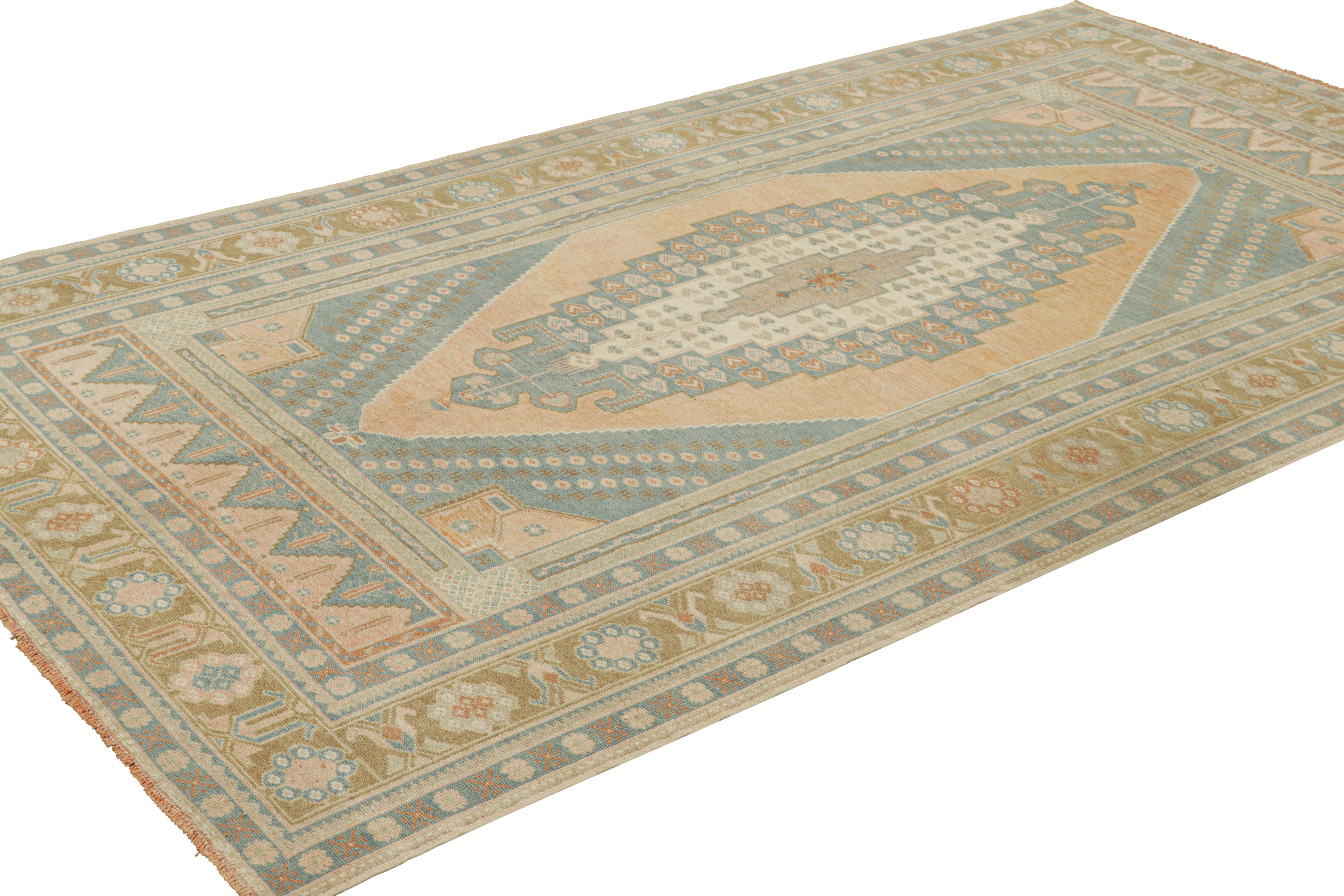 Türkischer Vintage-Teppich in Blau mit Medaillon und geometrischen Mustern von Rug & Kilim im Zustand „Gut“ im Angebot in Long Island City, NY