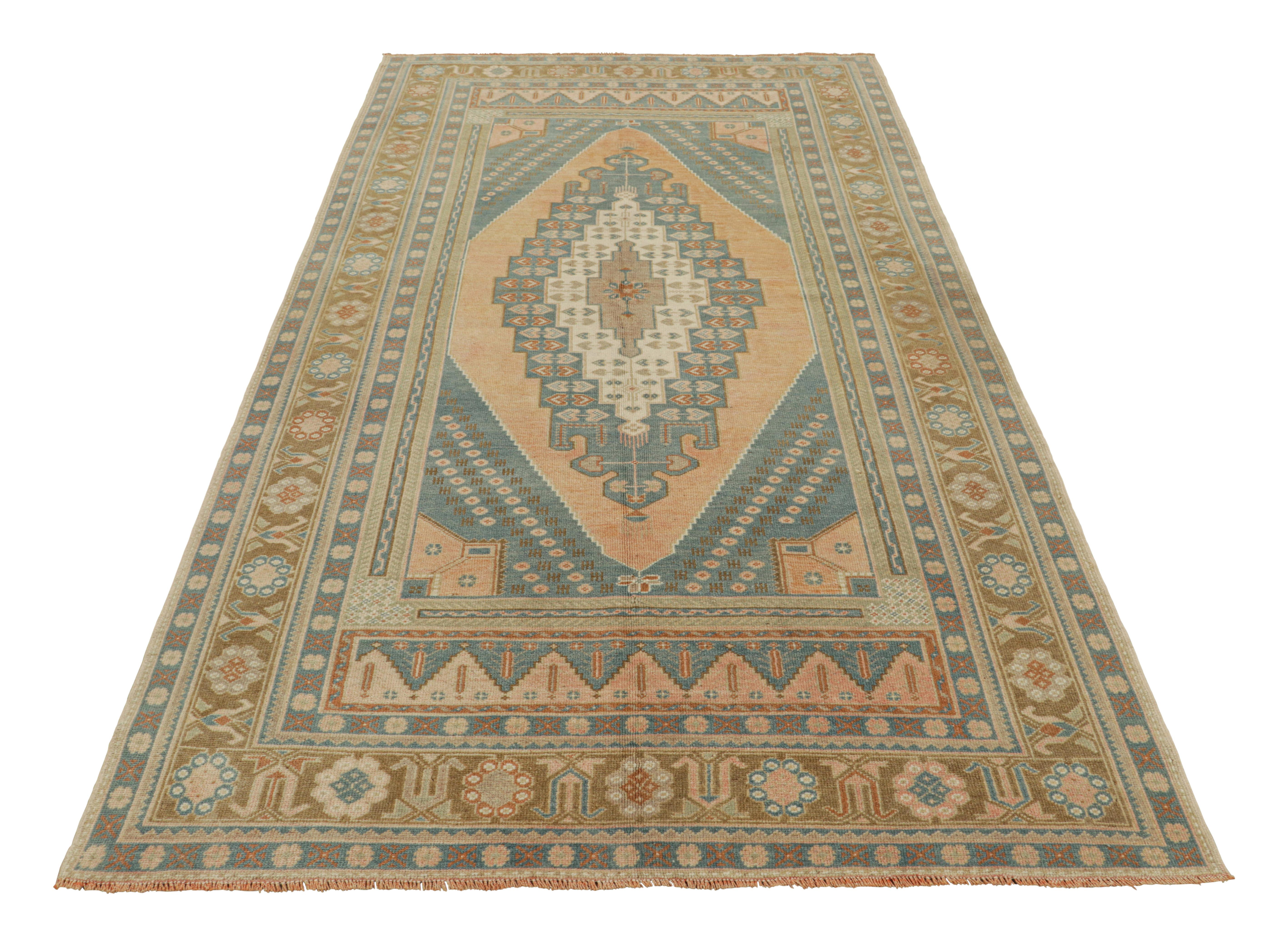 Türkischer Vintage-Teppich in Blau mit Medaillon und geometrischen Mustern von Rug & Kilim (Mitte des 20. Jahrhunderts) im Angebot