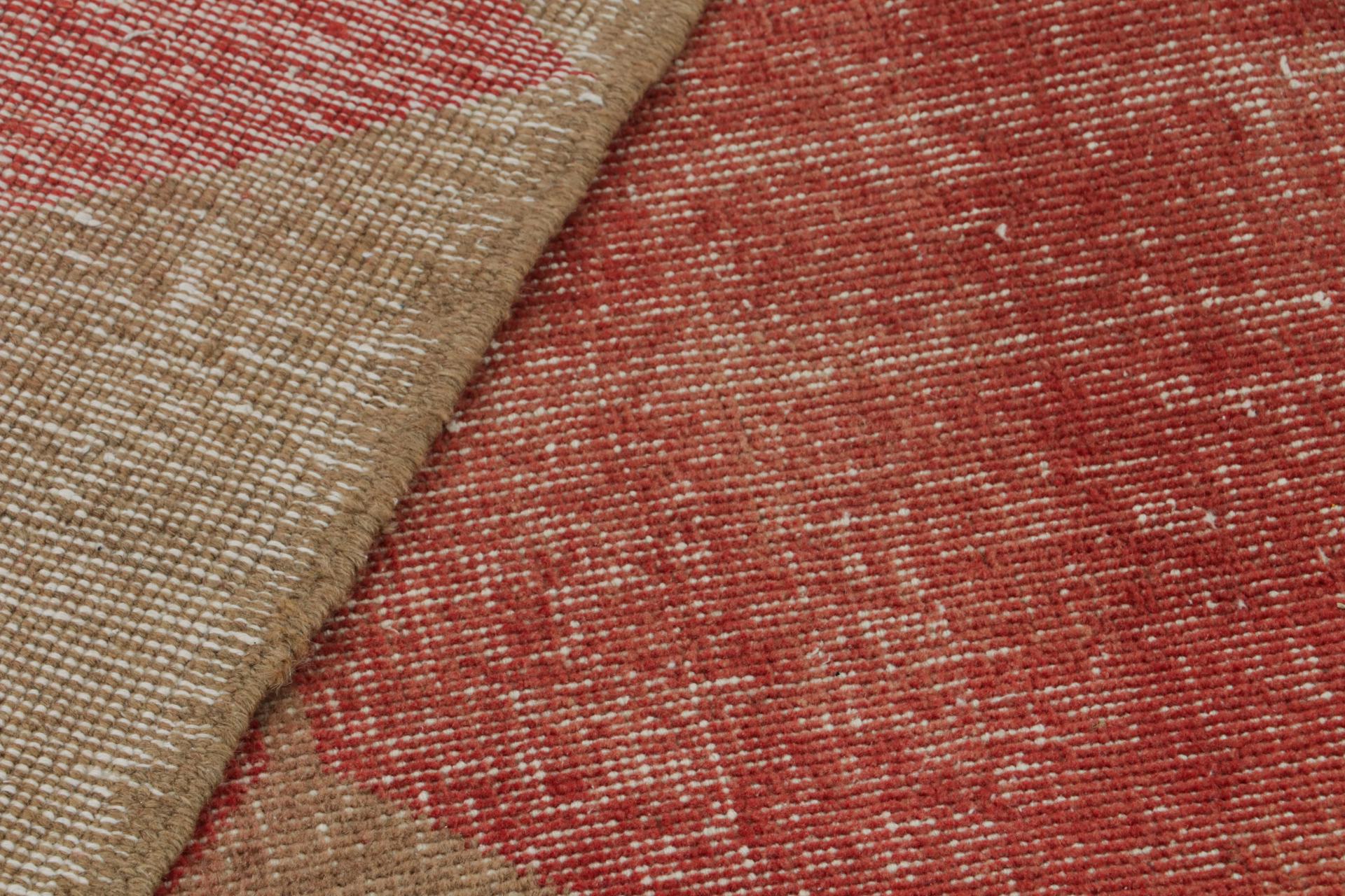 Alfombra turca vintage en rojo ladrillo, con motivos geométricos, de Rug & Kilim Lana en venta