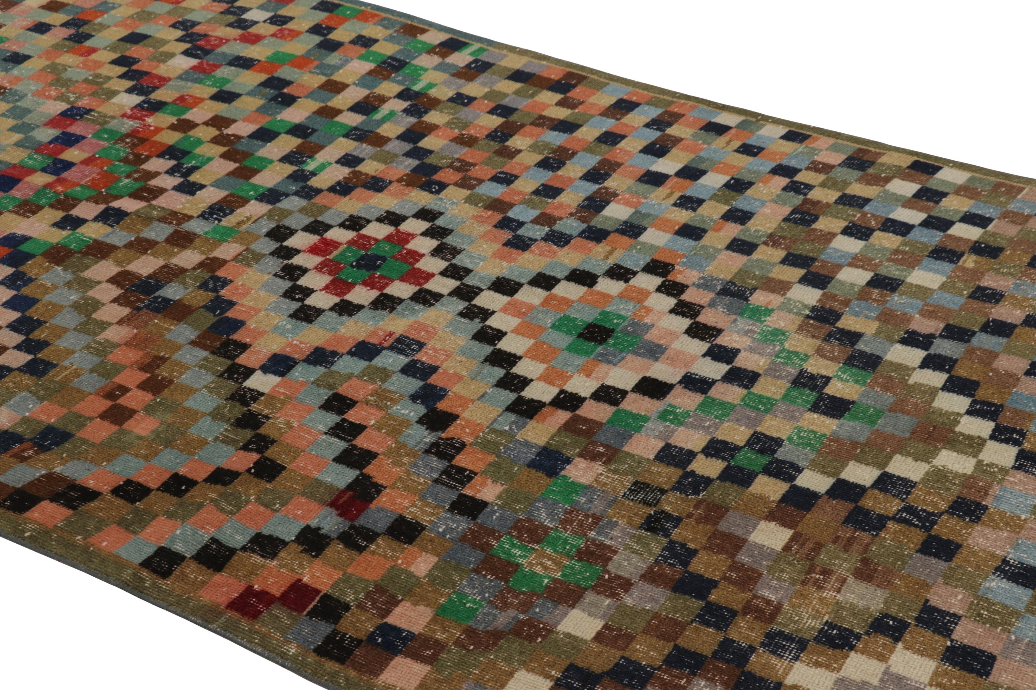 Dieser türkische Teppich 5x10 aus handgeknüpfter Wolle (ca. 1950-1960) mit Rautenmedaillon-Muster ist eine aufregende neue Ergänzung der Rug & Kilim'S-Kollektion von eklektischen Teppichen aus der Mitte des Jahrhunderts.

Über das
