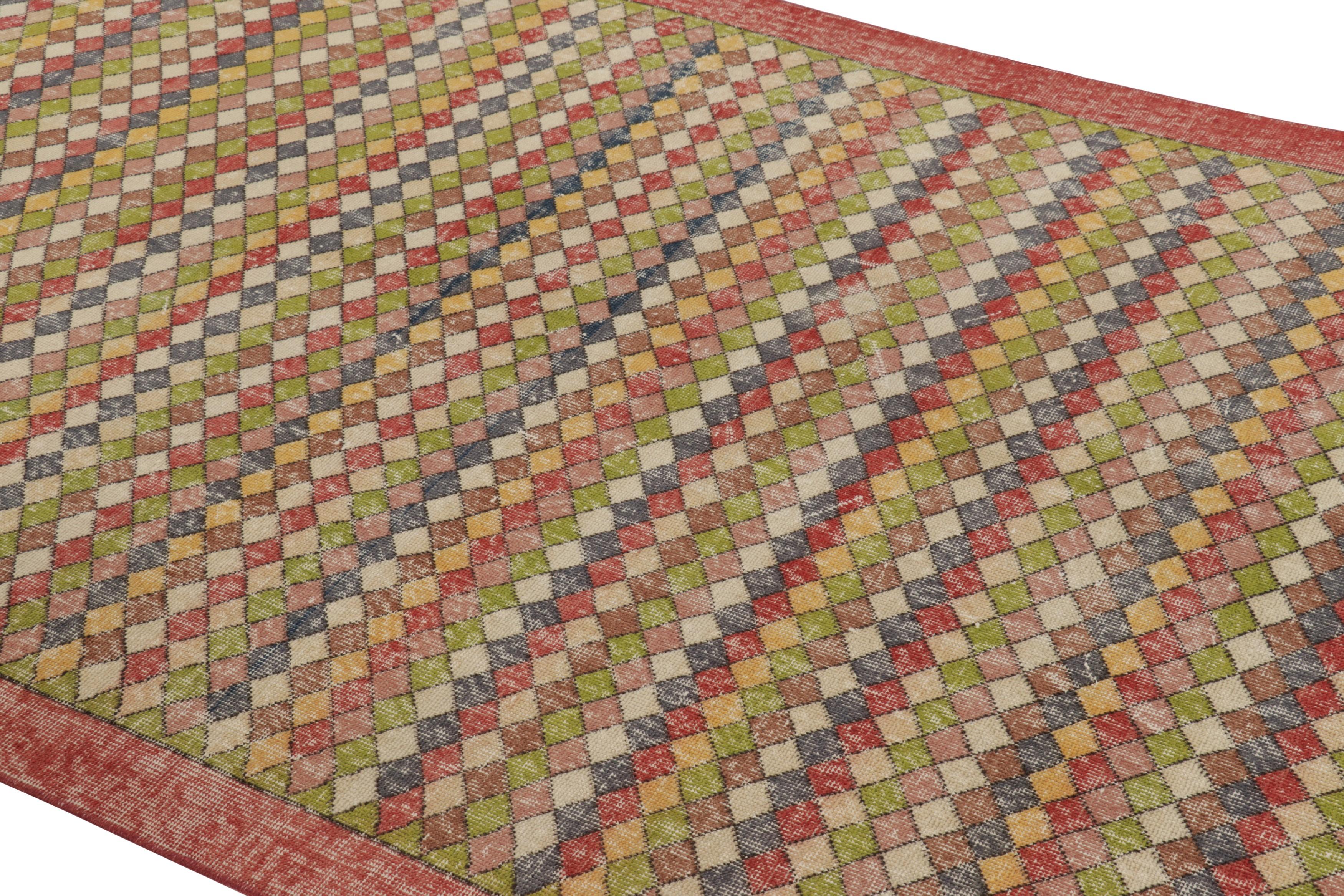 Dieser 6x10 große türkische Teppich aus handgeknüpfter Wolle (ca. 1950-1960) mit geometrischem Rautenmuster ist eine aufregende neue Ergänzung der Rug & Kilim'S Kollektion eklektischer Teppiche aus der Mitte des Jahrhunderts.

Über das