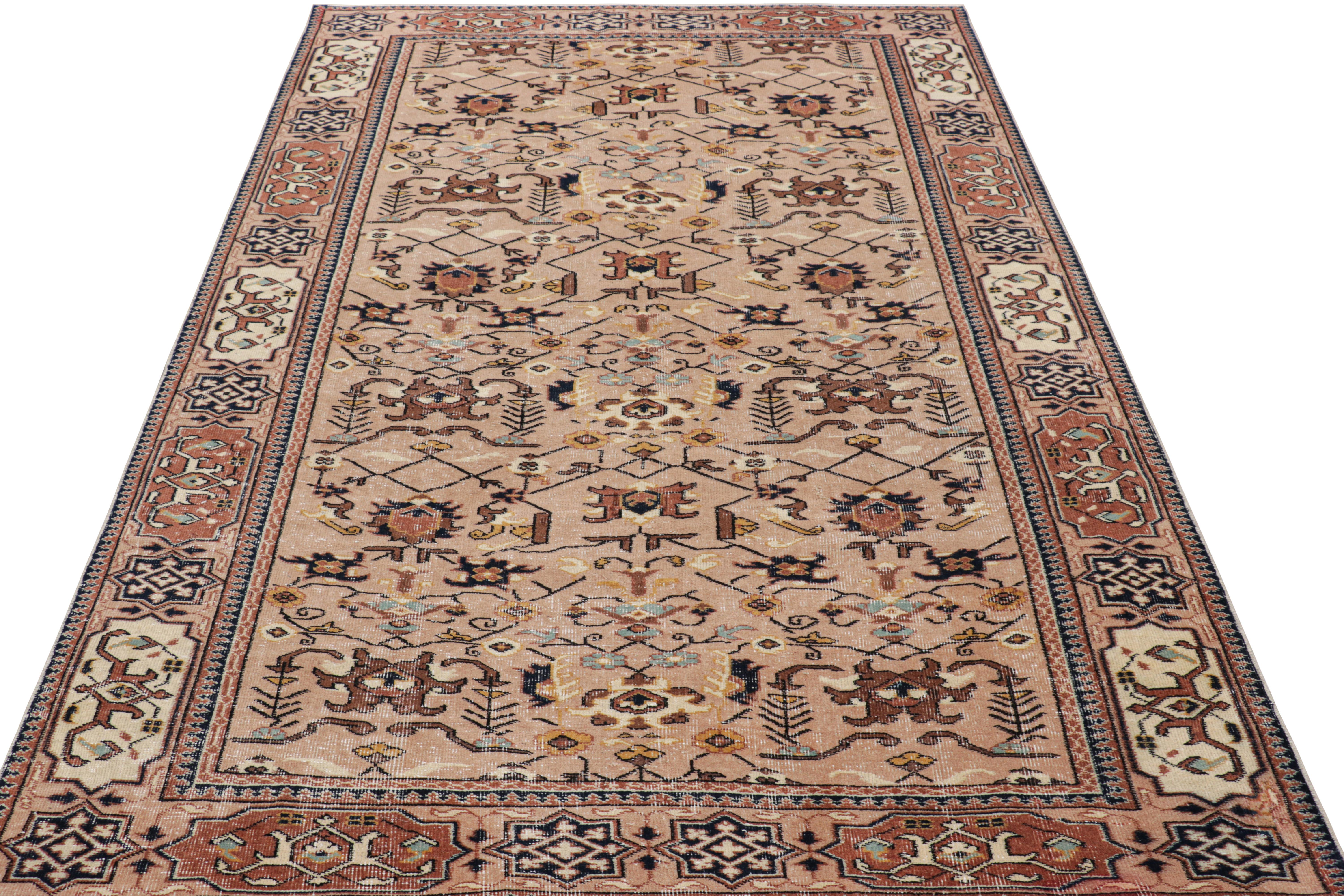Türkischer Vintage-Teppich in Brown mit bunten geometrischen Mustern, von Rug & Kilim (Mitte des 20. Jahrhunderts) im Angebot