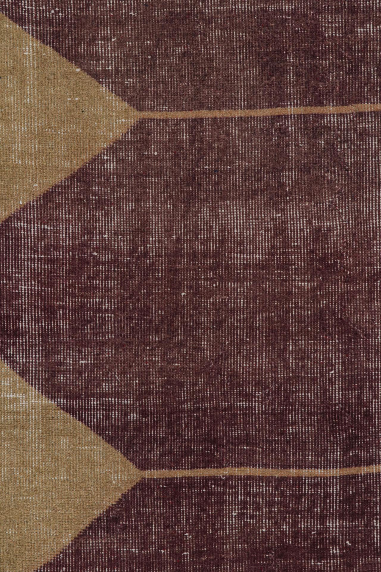 Milieu du XXe siècle Tapis turc vintage à motifs géométriques en Brown, de Rug & Kilim en vente