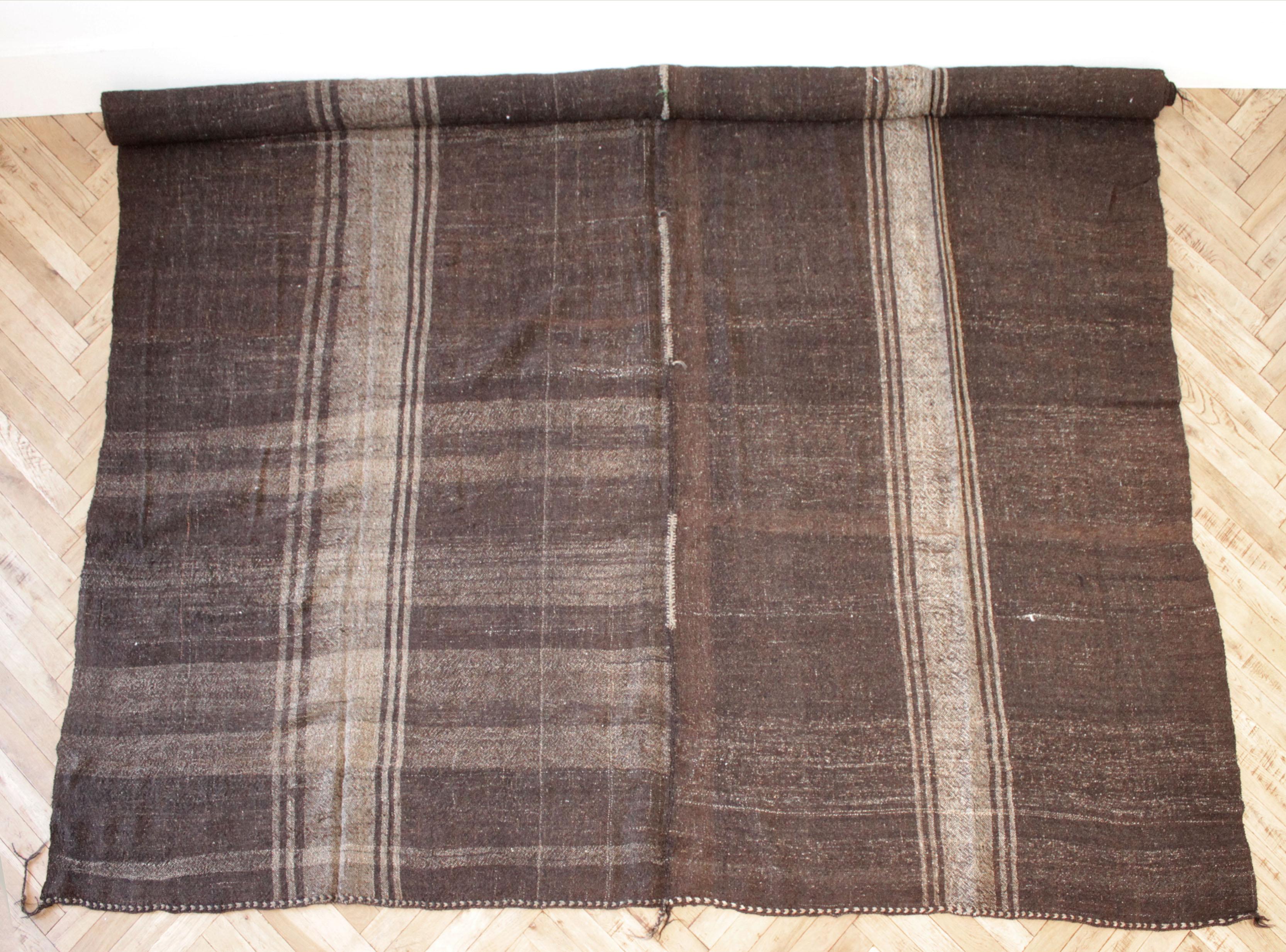 Türkischer Vintage-Teppich in Cocoa-Braun und hellen natürlichen Streifen, doppelseitig (20. Jahrhundert) im Angebot