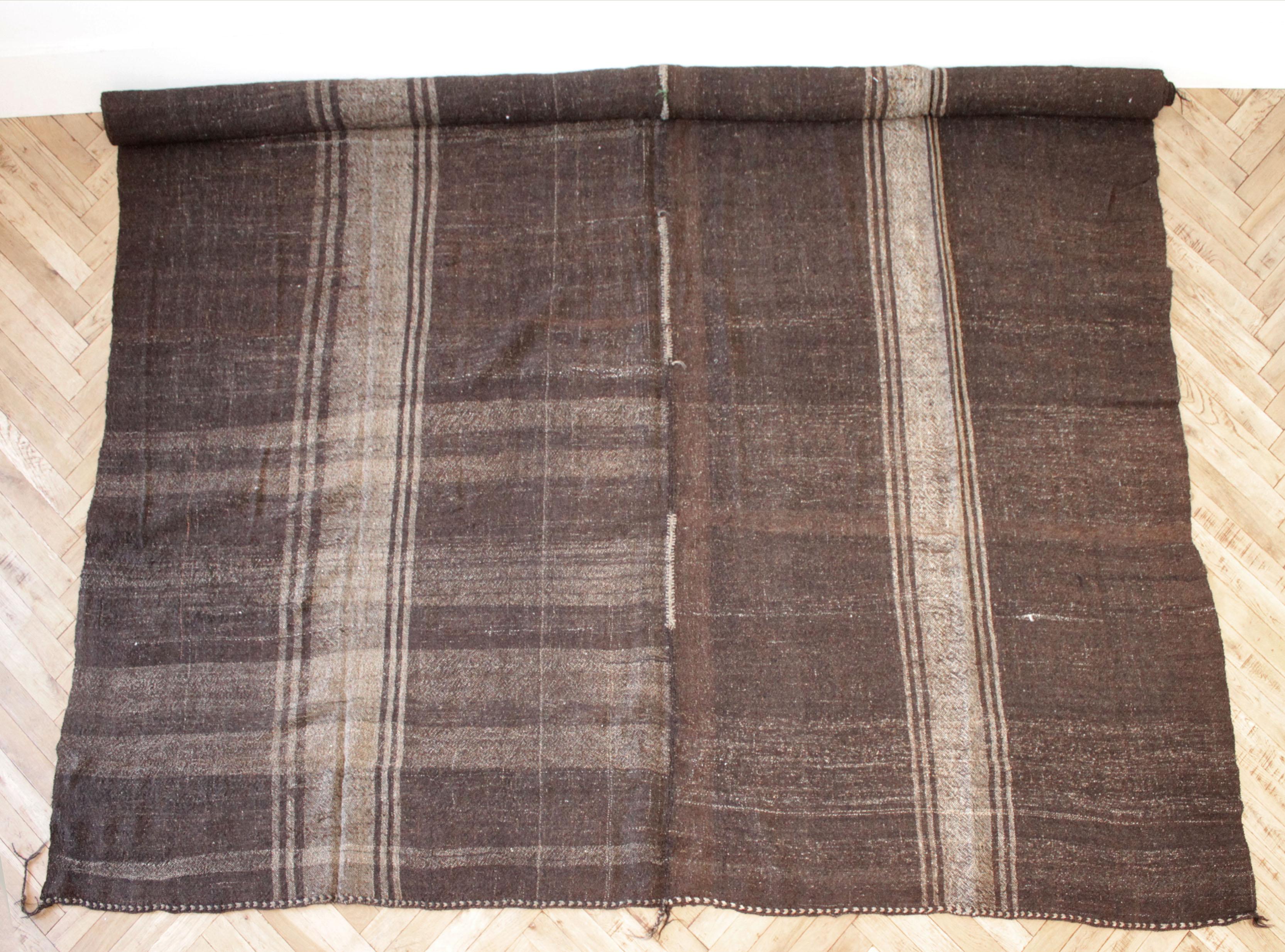 Tapis turc vintage à rayures naturelles marron coquillage et clair double large Bon état - En vente à Old Town Orange, CA