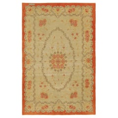 Tapis turc vintage en beige doré avec grand médaillon floral  - Rug & Kilim