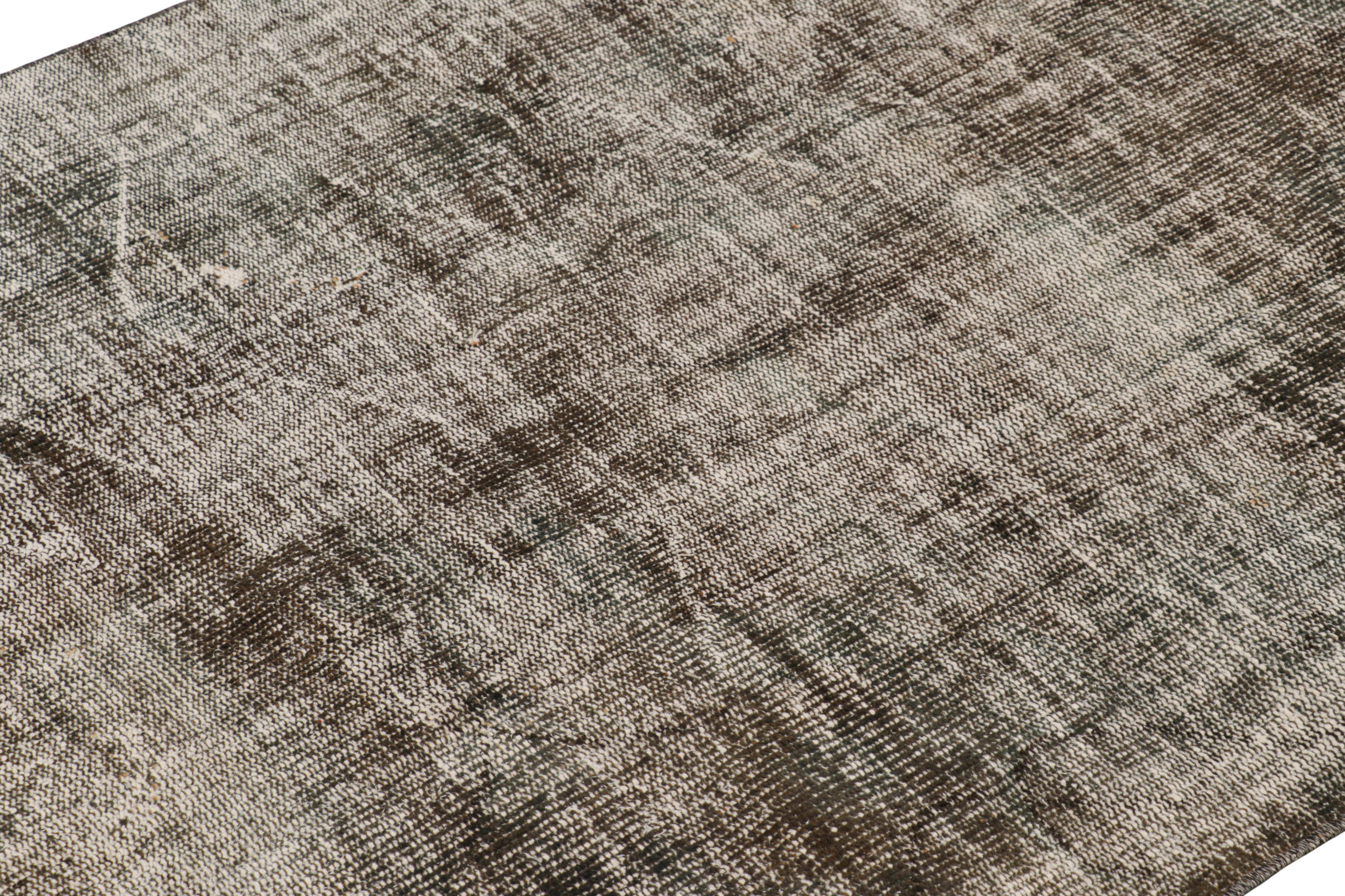 Türkischer Vintage-Teppich in grau-schwarz-weißem Distressed-Muster von Rug & Kilim (Handgeknüpft) im Angebot
