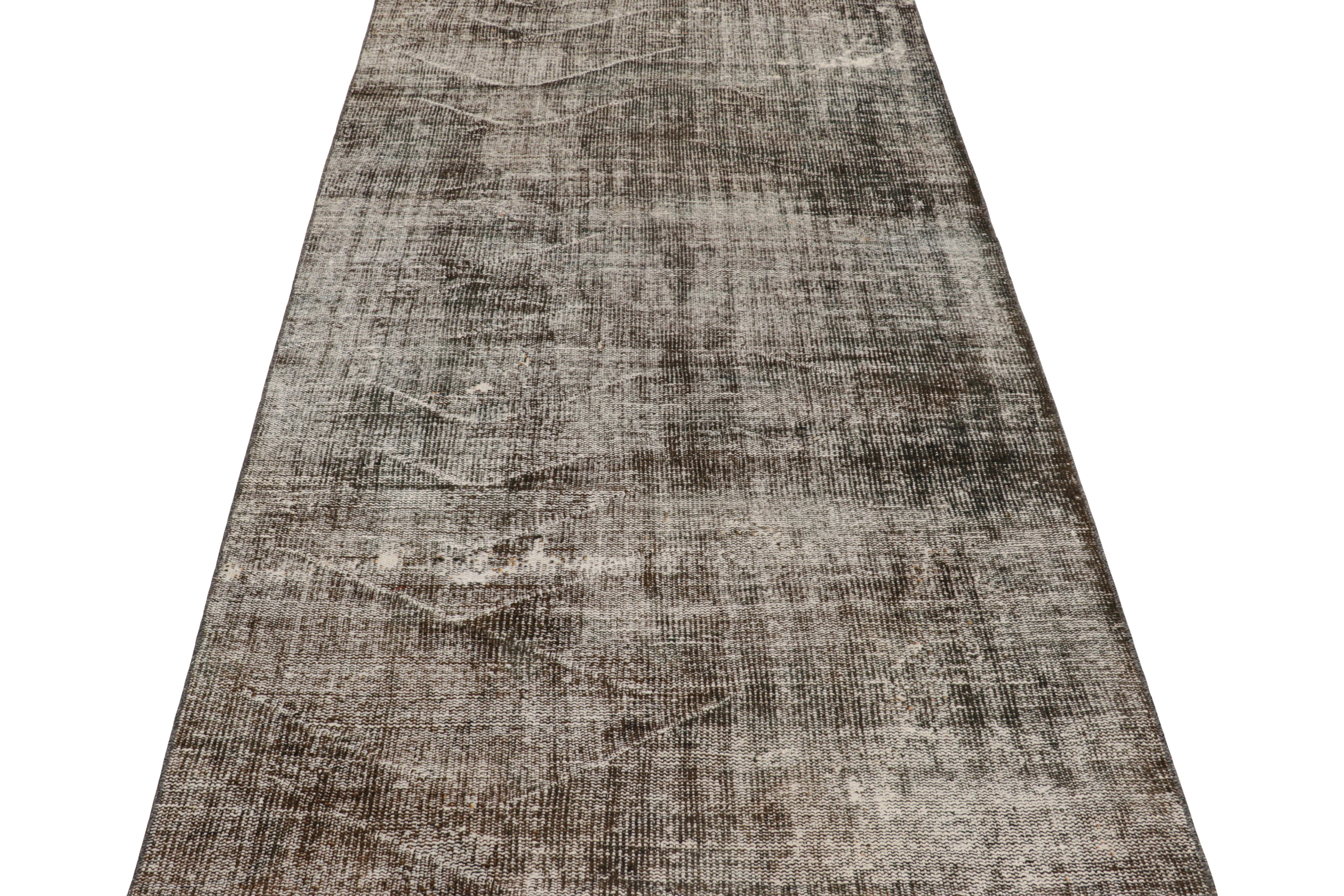 Türkischer Vintage-Teppich in grau-schwarz-weißem Distressed-Muster von Rug & Kilim im Zustand „Gut“ im Angebot in Long Island City, NY