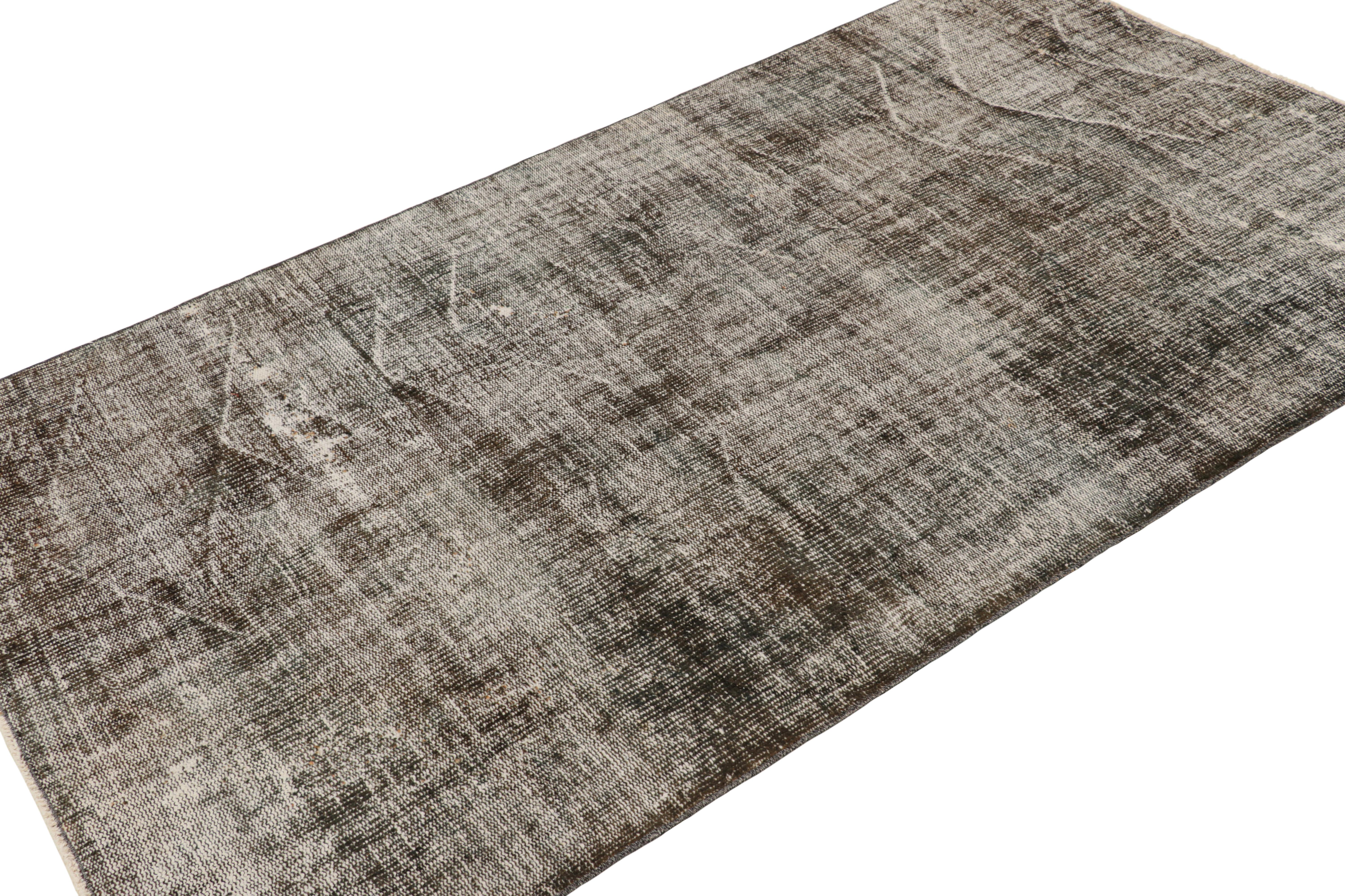 Türkischer Vintage-Teppich in grau-schwarz-weißem Distressed-Muster von Rug & Kilim (Mitte des 20. Jahrhunderts) im Angebot