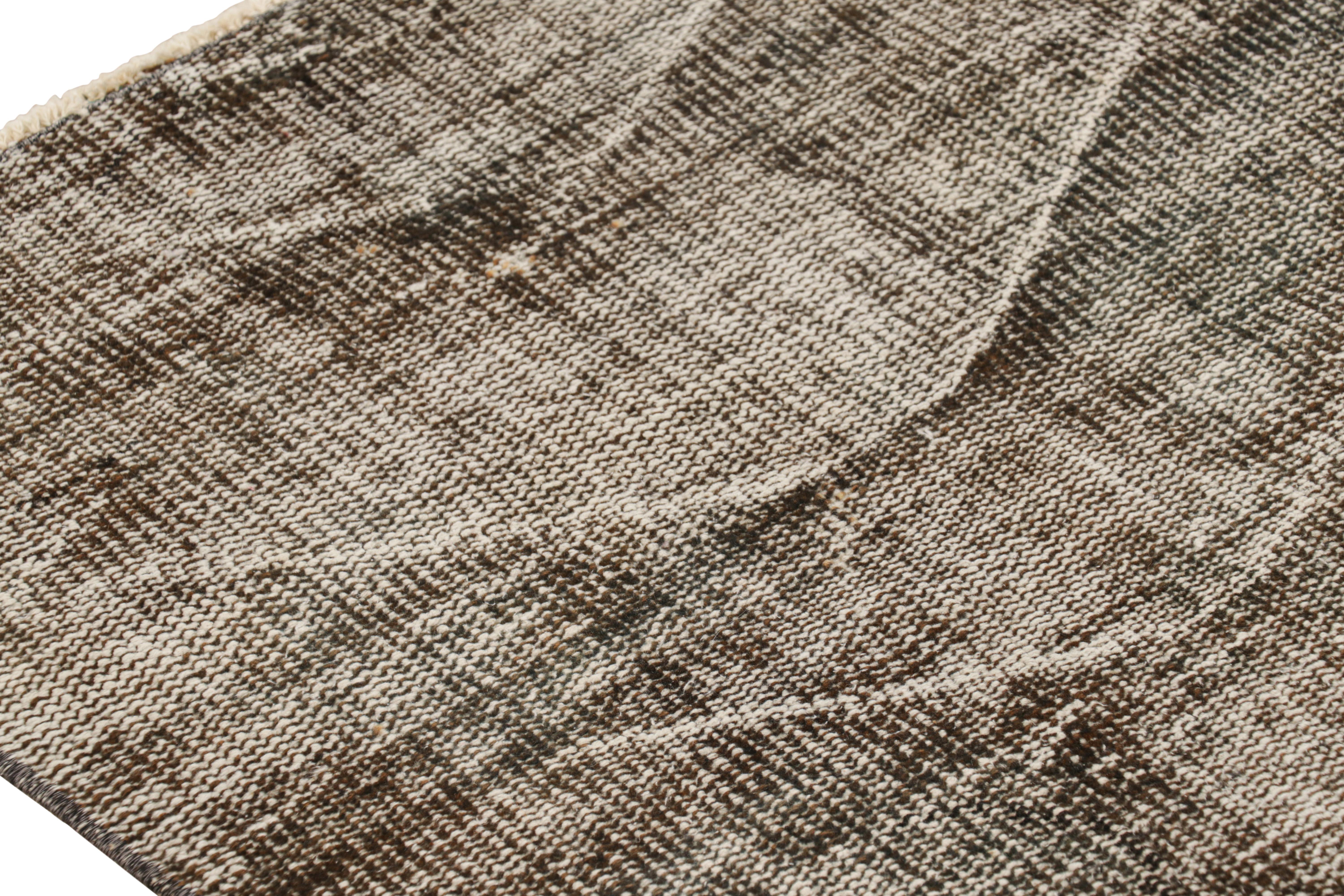 Türkischer Vintage-Teppich in grau-schwarz-weißem Distressed-Muster von Rug & Kilim (Wolle) im Angebot