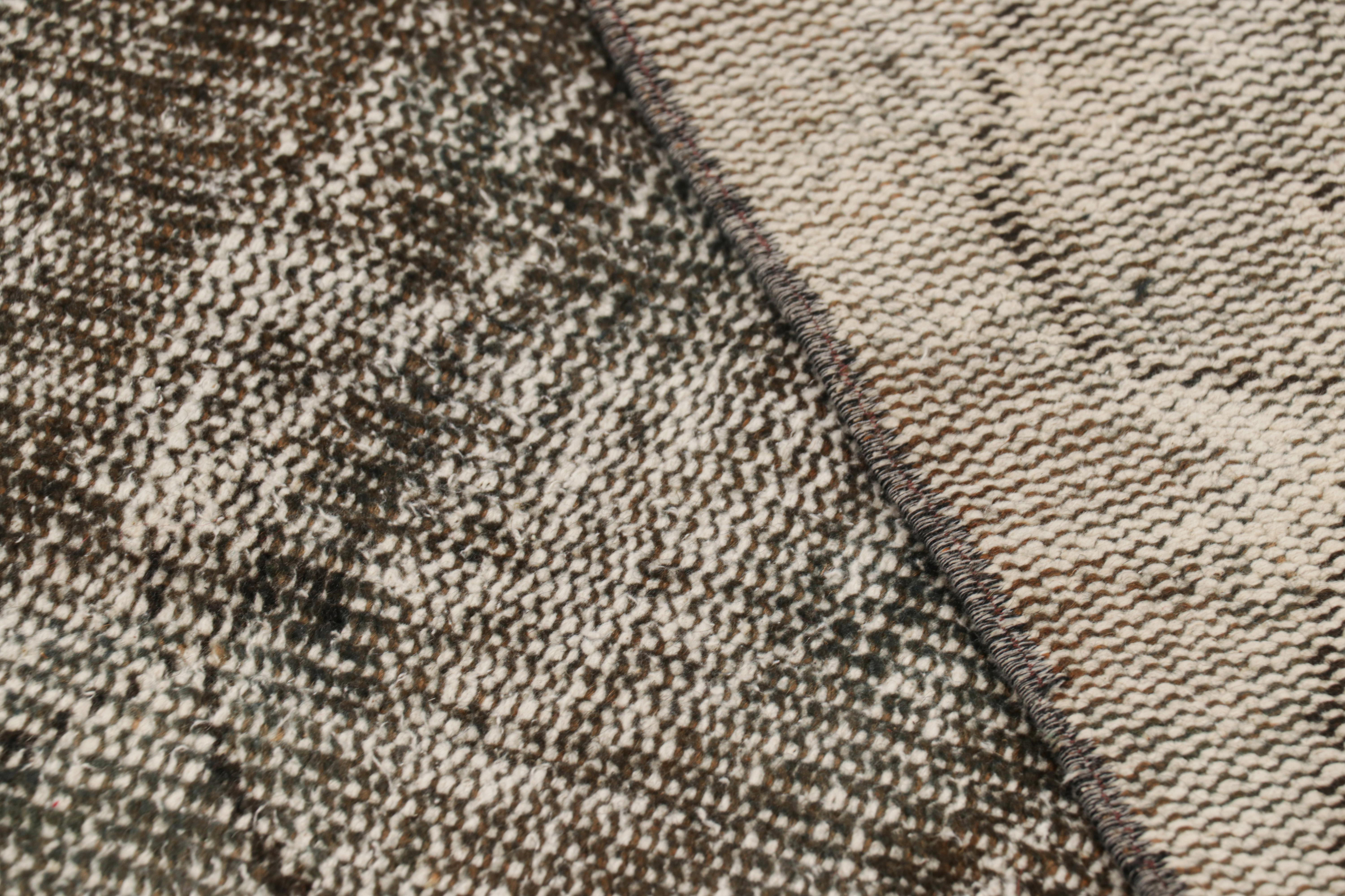 Türkischer Vintage-Teppich in grau-schwarz-weißem Distressed-Muster von Rug & Kilim im Angebot 1