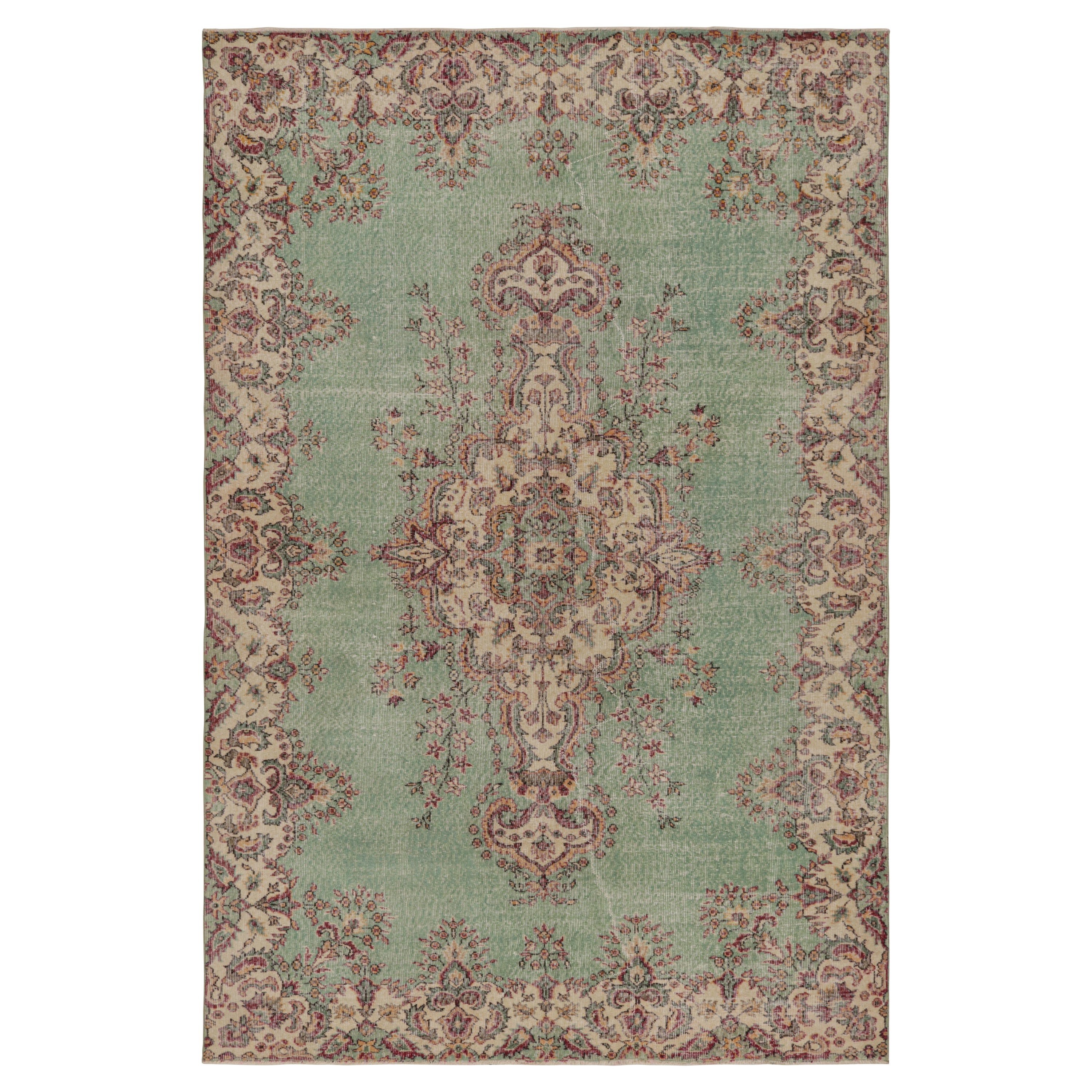 Tappeto turco vintage in verde con medaglione floreale beige, da Rug & Kilim