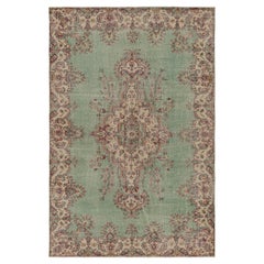 Tapis turc vintage vert avec médaillon floral beige, de Rug & Kilim