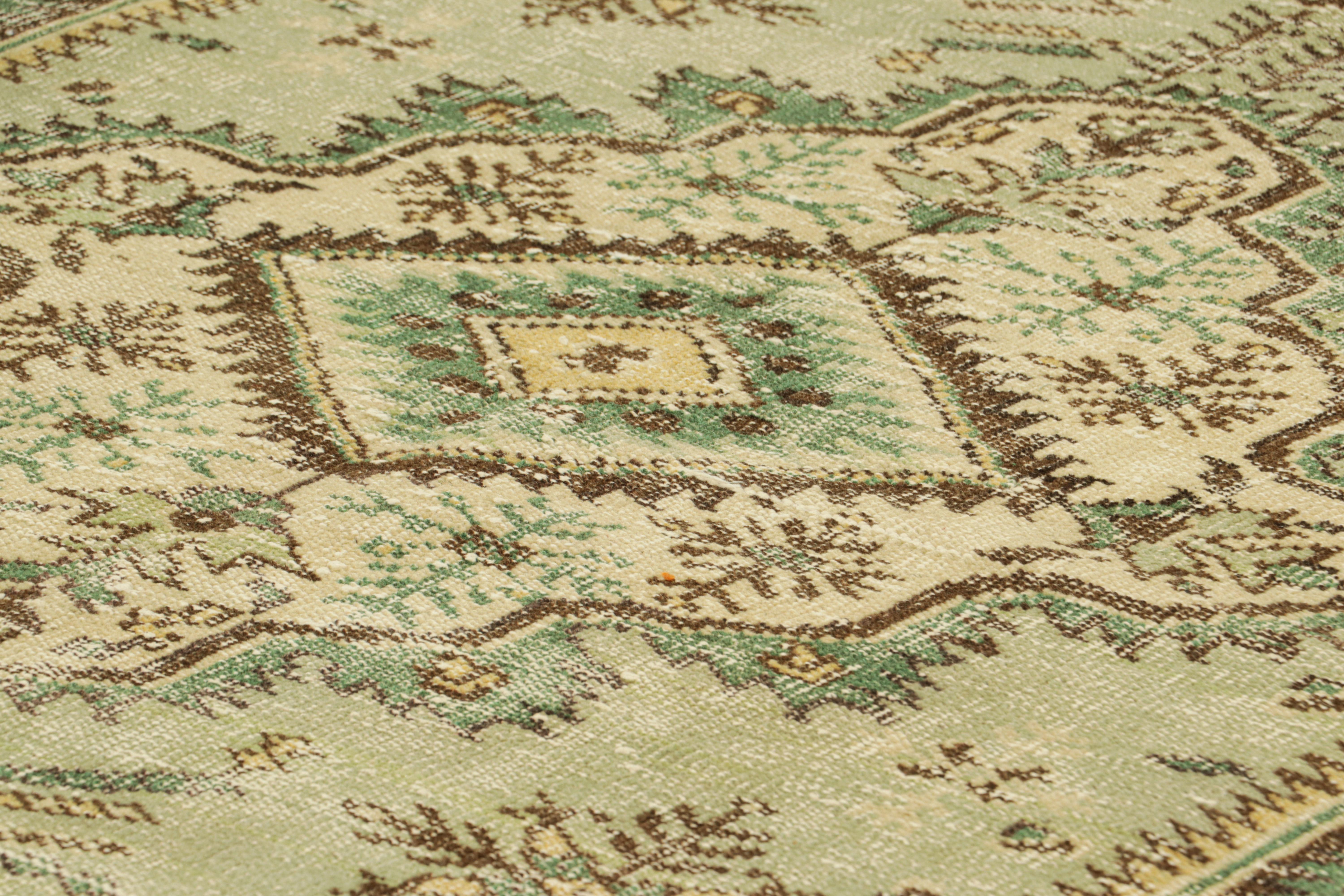 Dieser aus Wolle handgeknüpfte türkische Teppich im Format 6x10 in Grün (ca. 1960-1970) ist eine einzigartige Ergänzung der Vintage Collection von Rug & Kilim - einer Zusammenstellung seltener Vintage-Teppiche, die vermutlich von dem türkischen