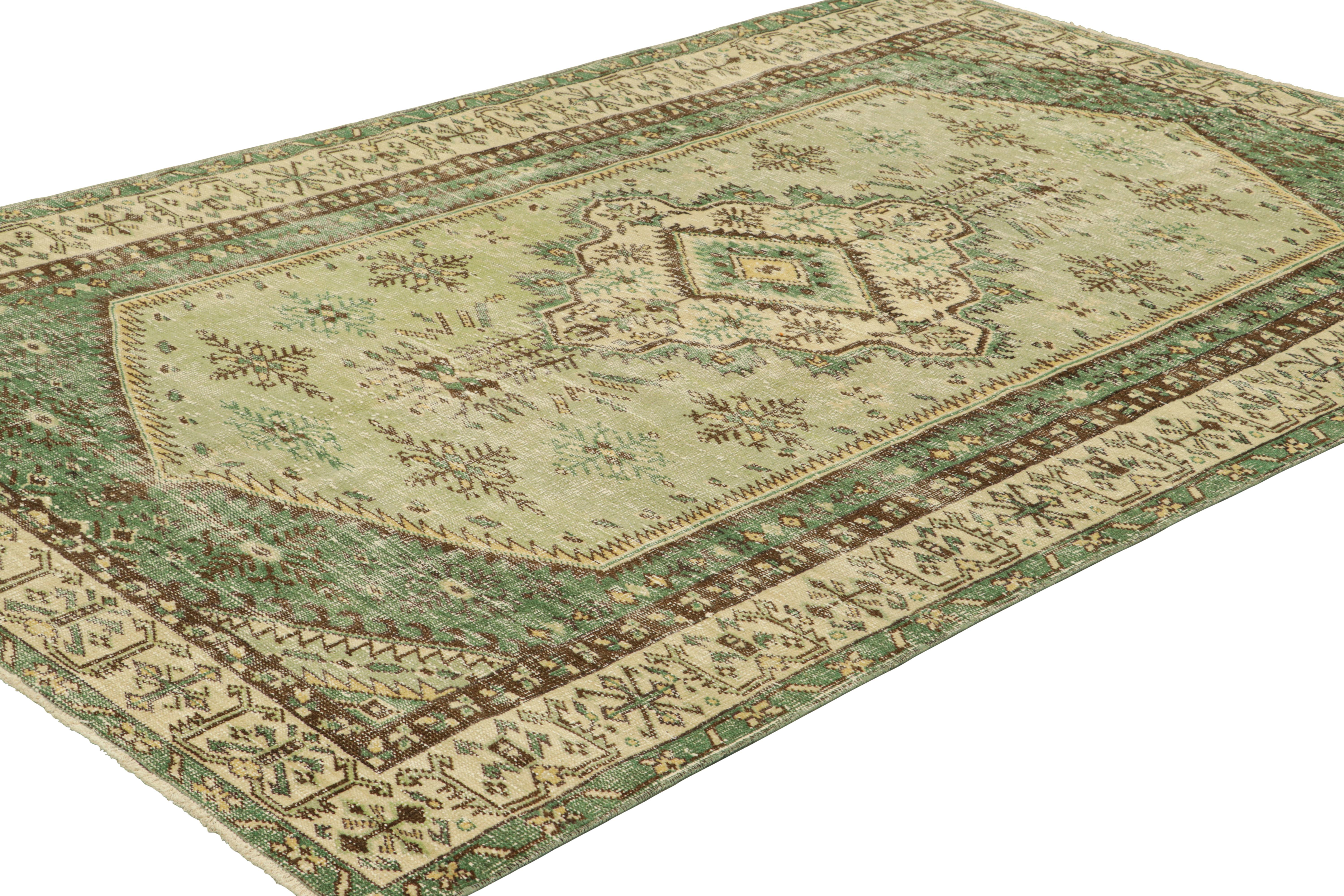 Türkischer Vintage-Teppich in Grün mit geometrischem Medaillon, von Rug & Kilim im Zustand „Gut“ im Angebot in Long Island City, NY