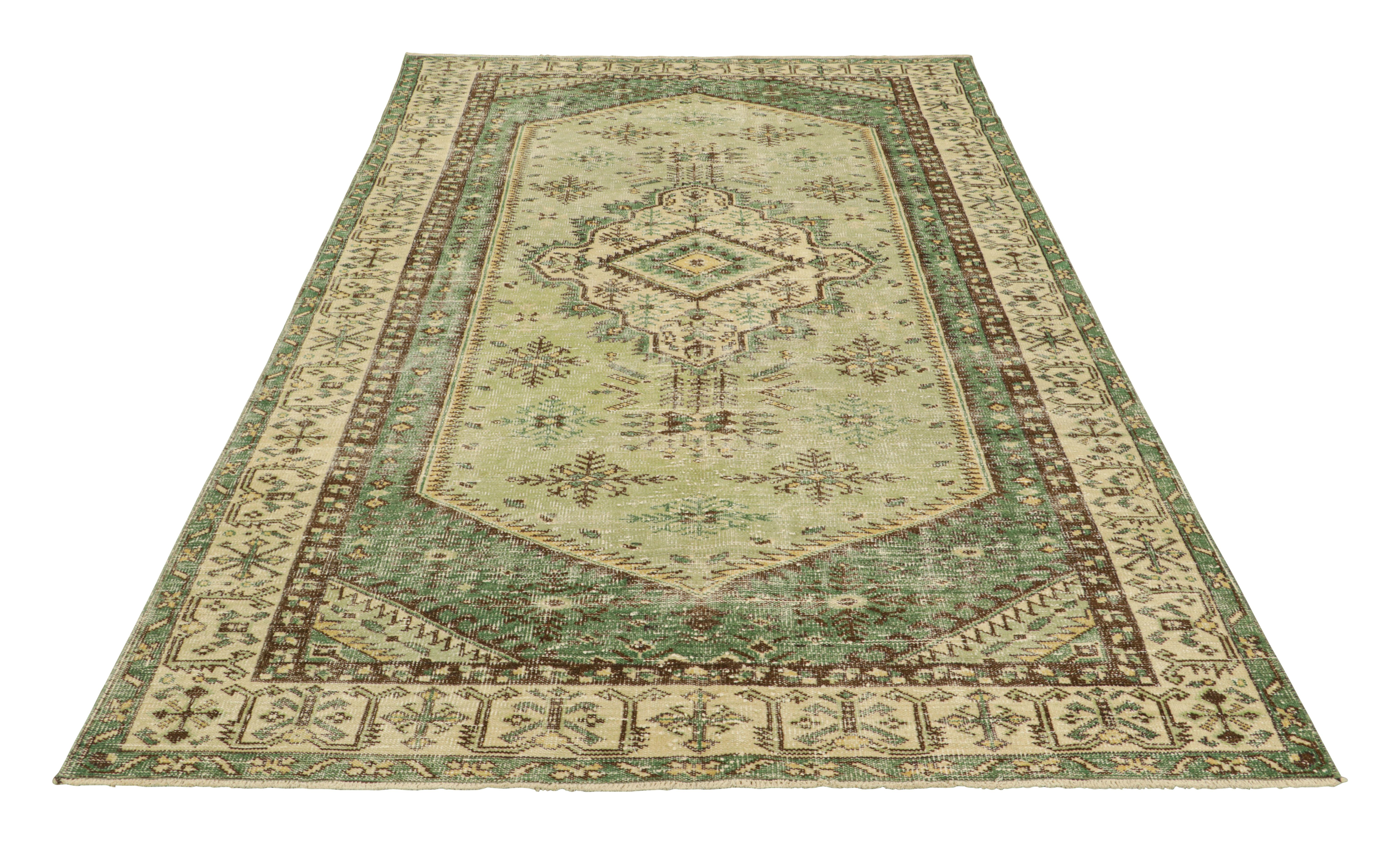 Türkischer Vintage-Teppich in Grün mit geometrischem Medaillon, von Rug & Kilim (Mitte des 20. Jahrhunderts) im Angebot