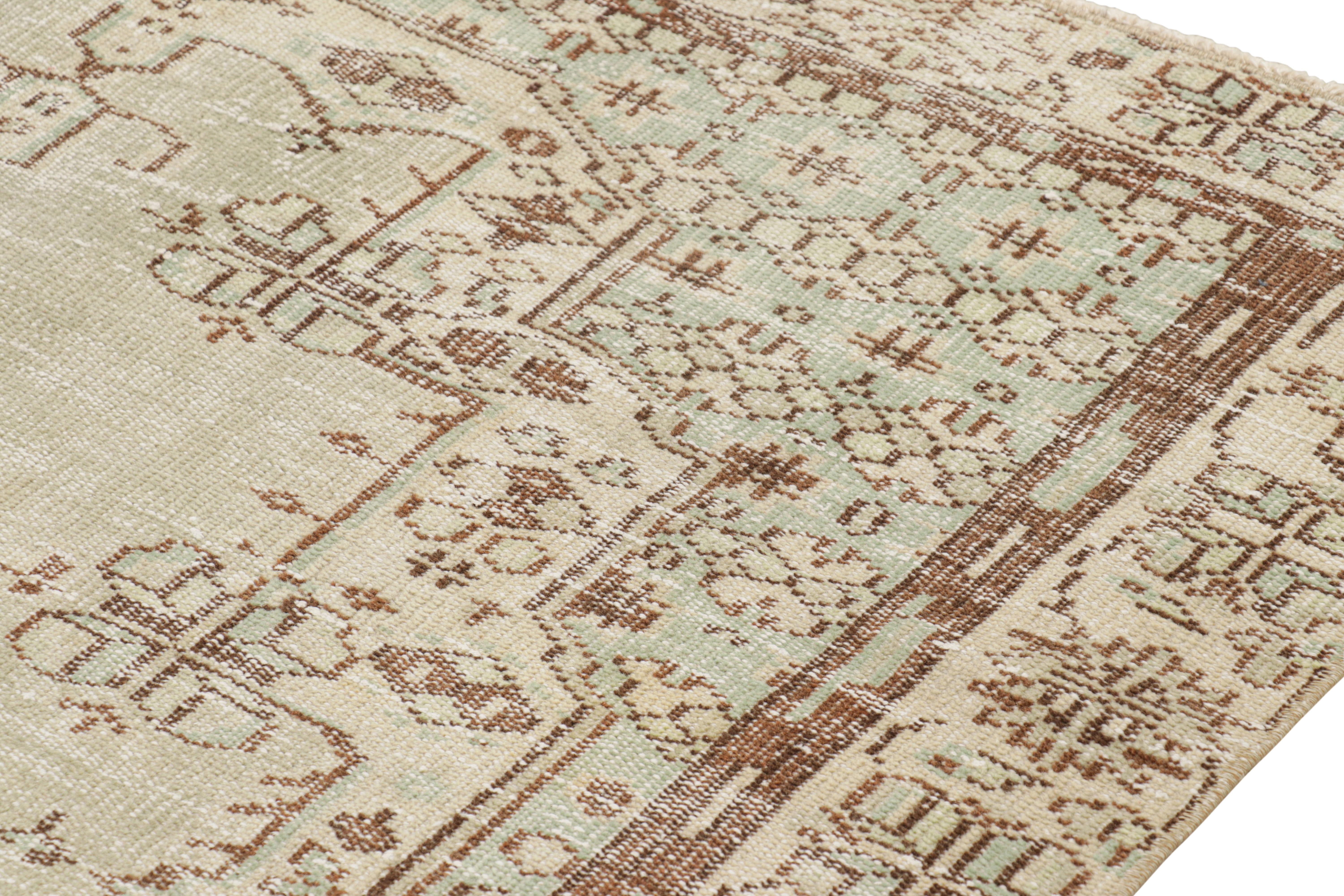 Türkischer Vintage-Teppich in Grün mit geometrischem Muster & Medaillon von Rug & Kilim (Handgeknüpft) im Angebot