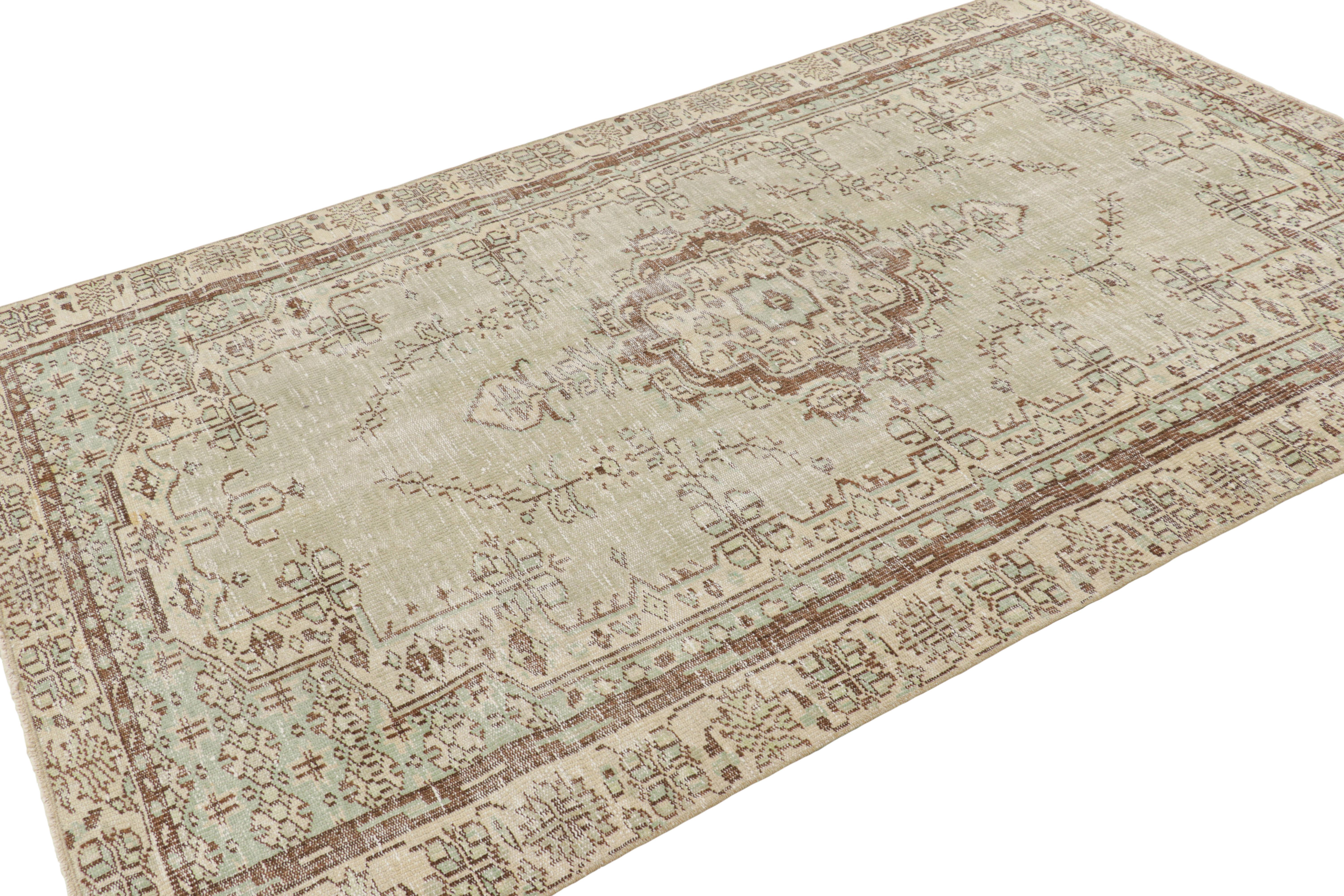 Türkischer Vintage-Teppich in Grün mit geometrischem Muster & Medaillon von Rug & Kilim im Zustand „Gut“ im Angebot in Long Island City, NY