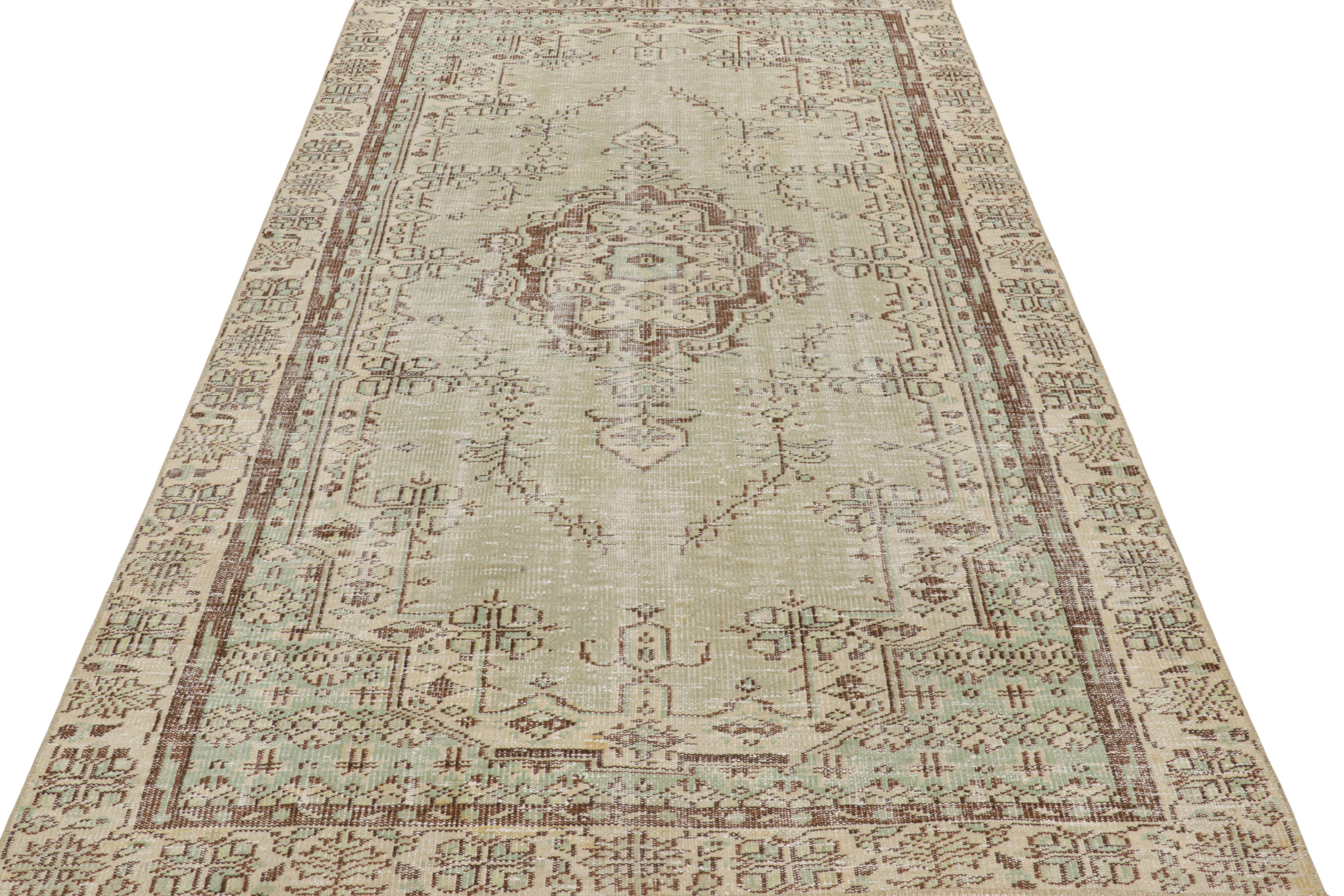 Türkischer Vintage-Teppich in Grün mit geometrischem Muster & Medaillon von Rug & Kilim (Mitte des 20. Jahrhunderts) im Angebot