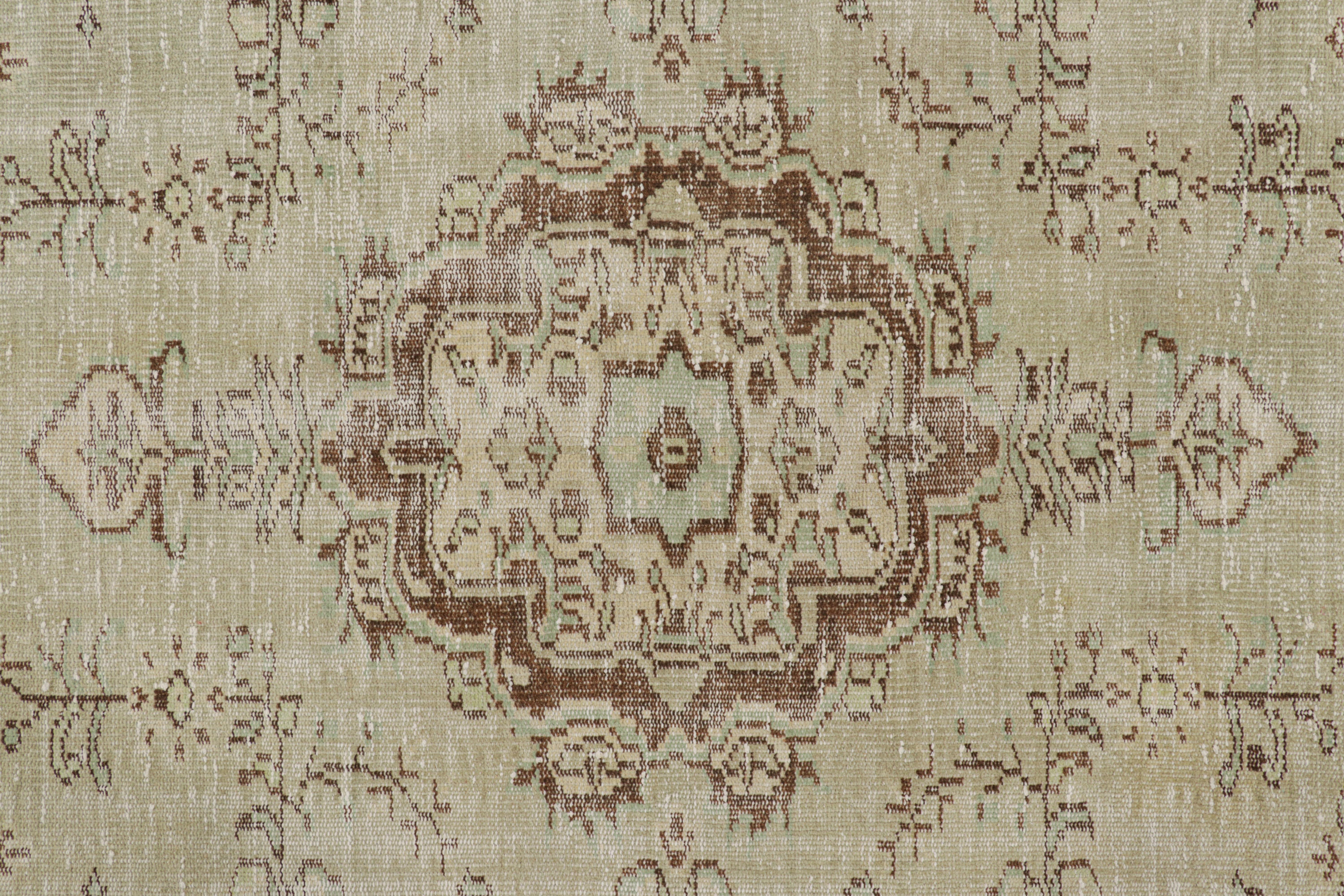 Türkischer Vintage-Teppich in Grün mit geometrischem Muster & Medaillon von Rug & Kilim (Wolle) im Angebot