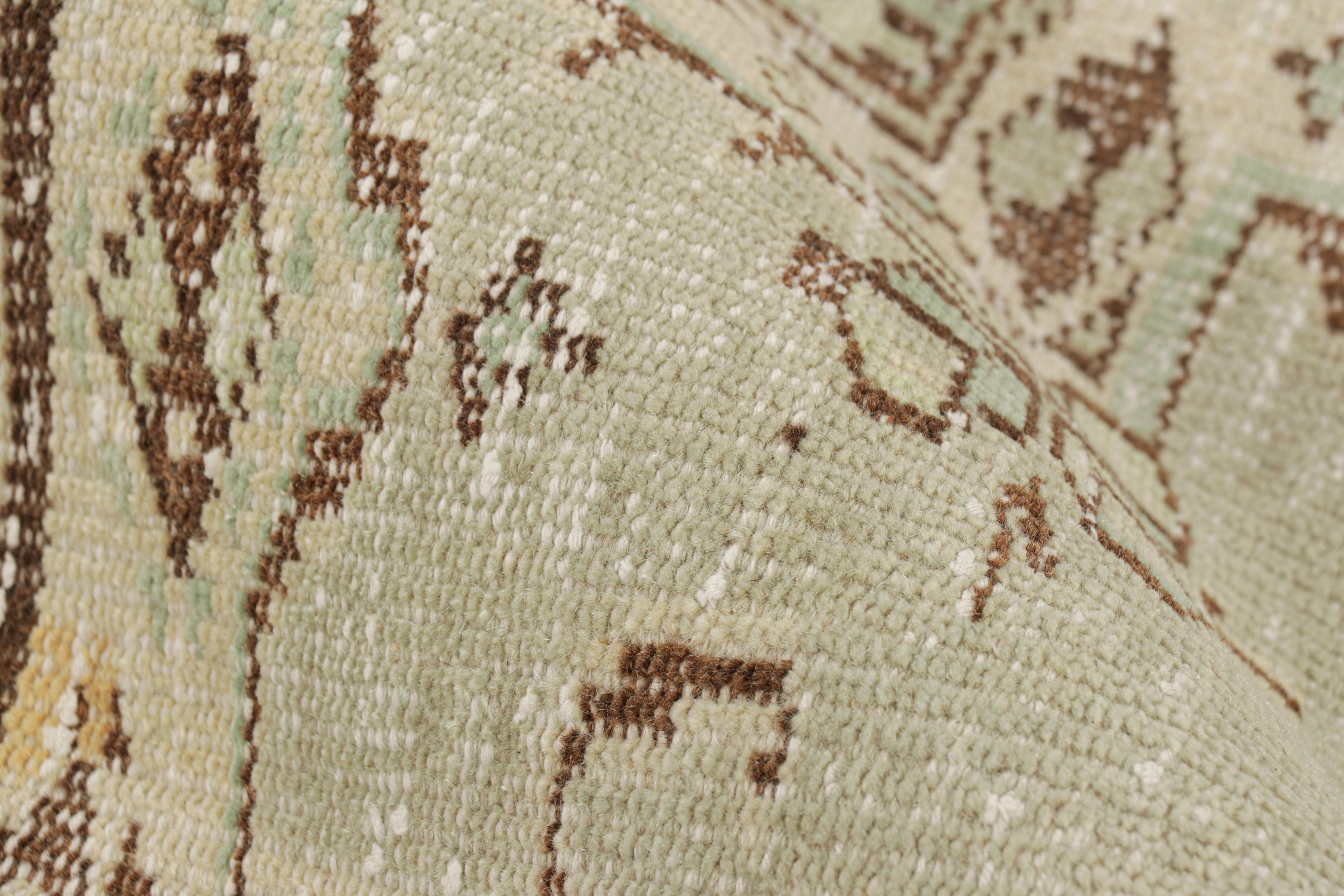 Türkischer Vintage-Teppich in Grün mit geometrischem Muster & Medaillon von Rug & Kilim im Angebot 1