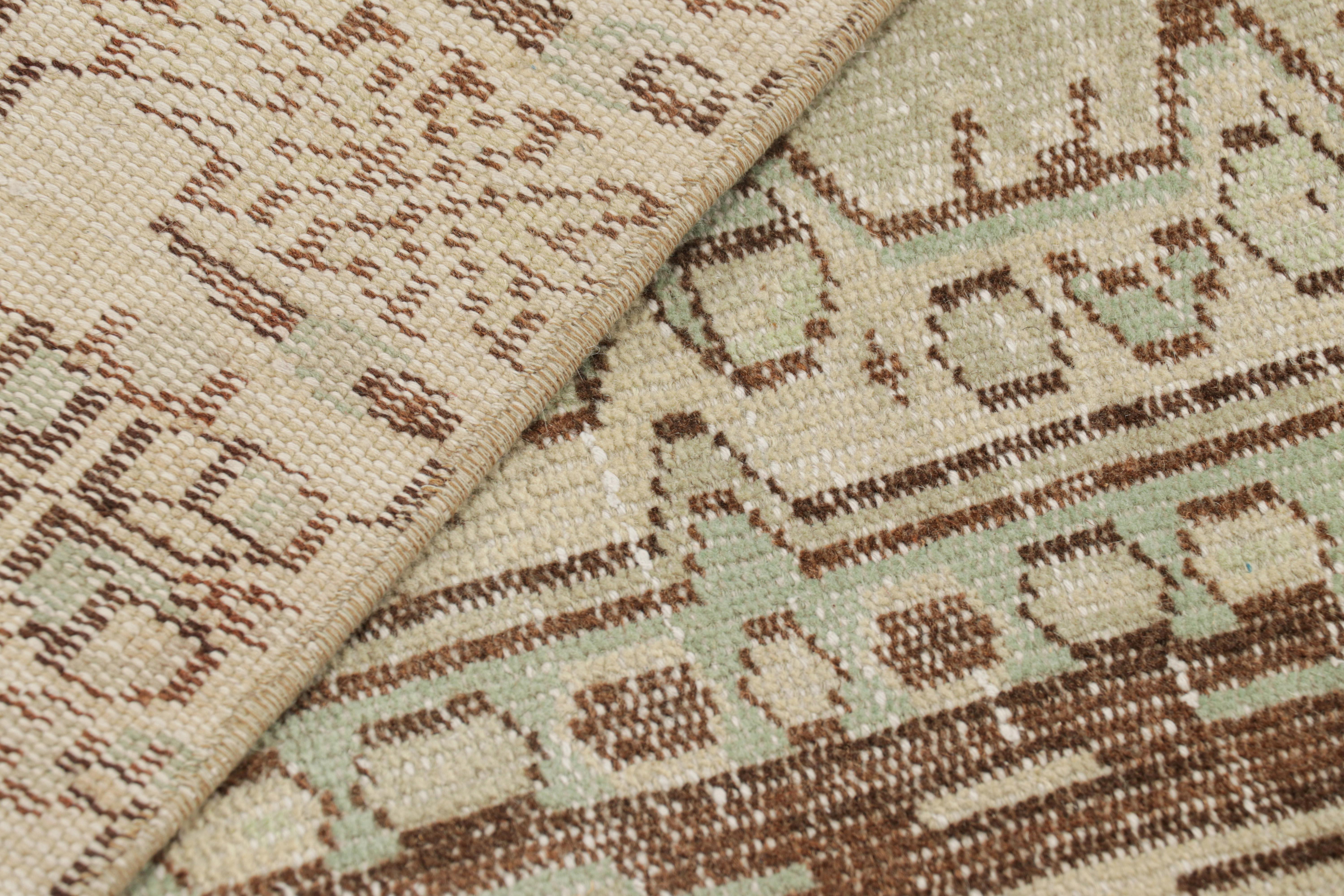 Türkischer Vintage-Teppich in Grün mit geometrischem Muster & Medaillon von Rug & Kilim im Angebot 2