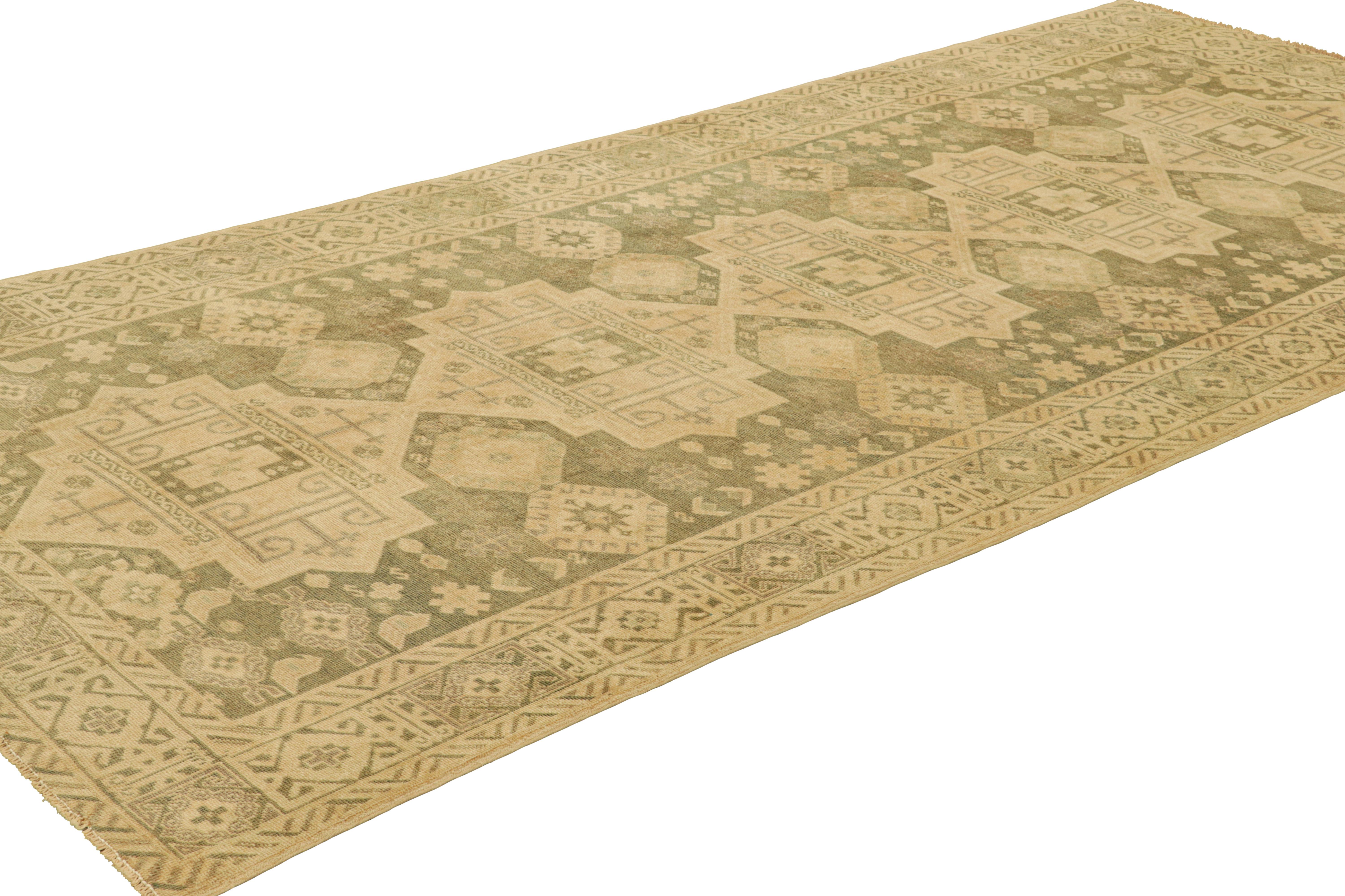 Türkischer Vintage-Teppich in Grün mit geometrischen Medaillon-Mustern von Rug & Kilim im Zustand „Gut“ im Angebot in Long Island City, NY