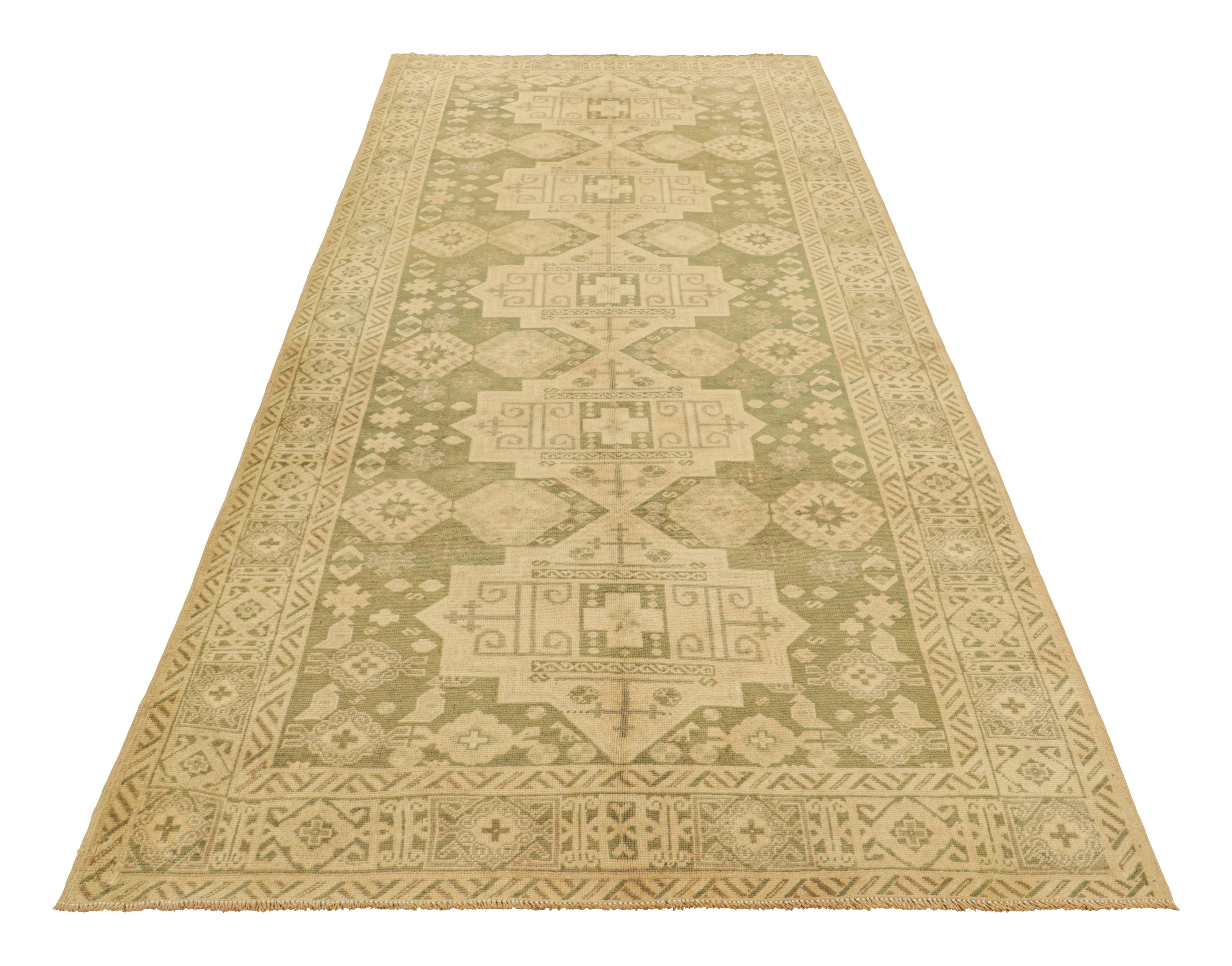Türkischer Vintage-Teppich in Grün mit geometrischen Medaillon-Mustern von Rug & Kilim (Mitte des 20. Jahrhunderts) im Angebot